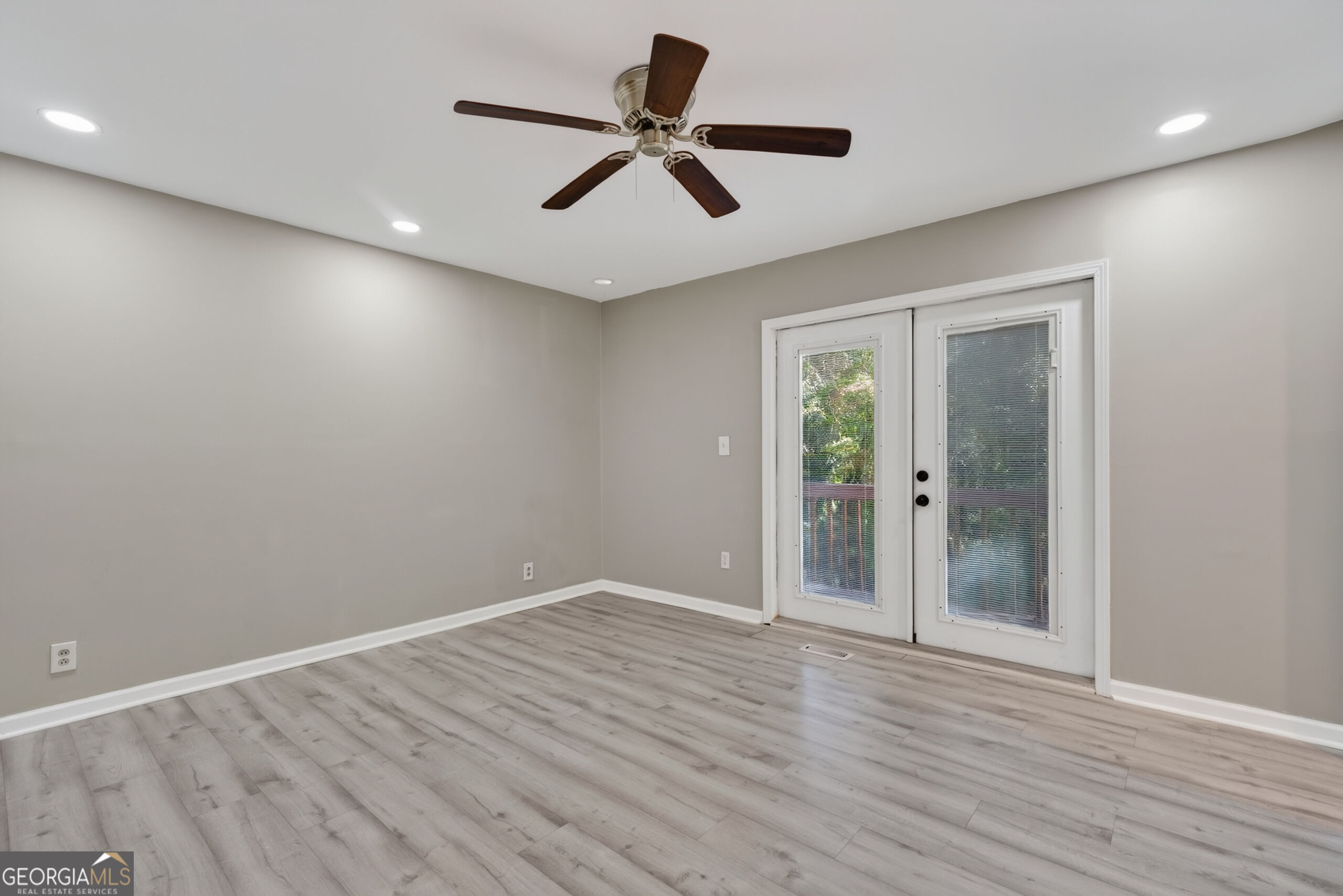 555 Glencove Drive Property Photo 26
