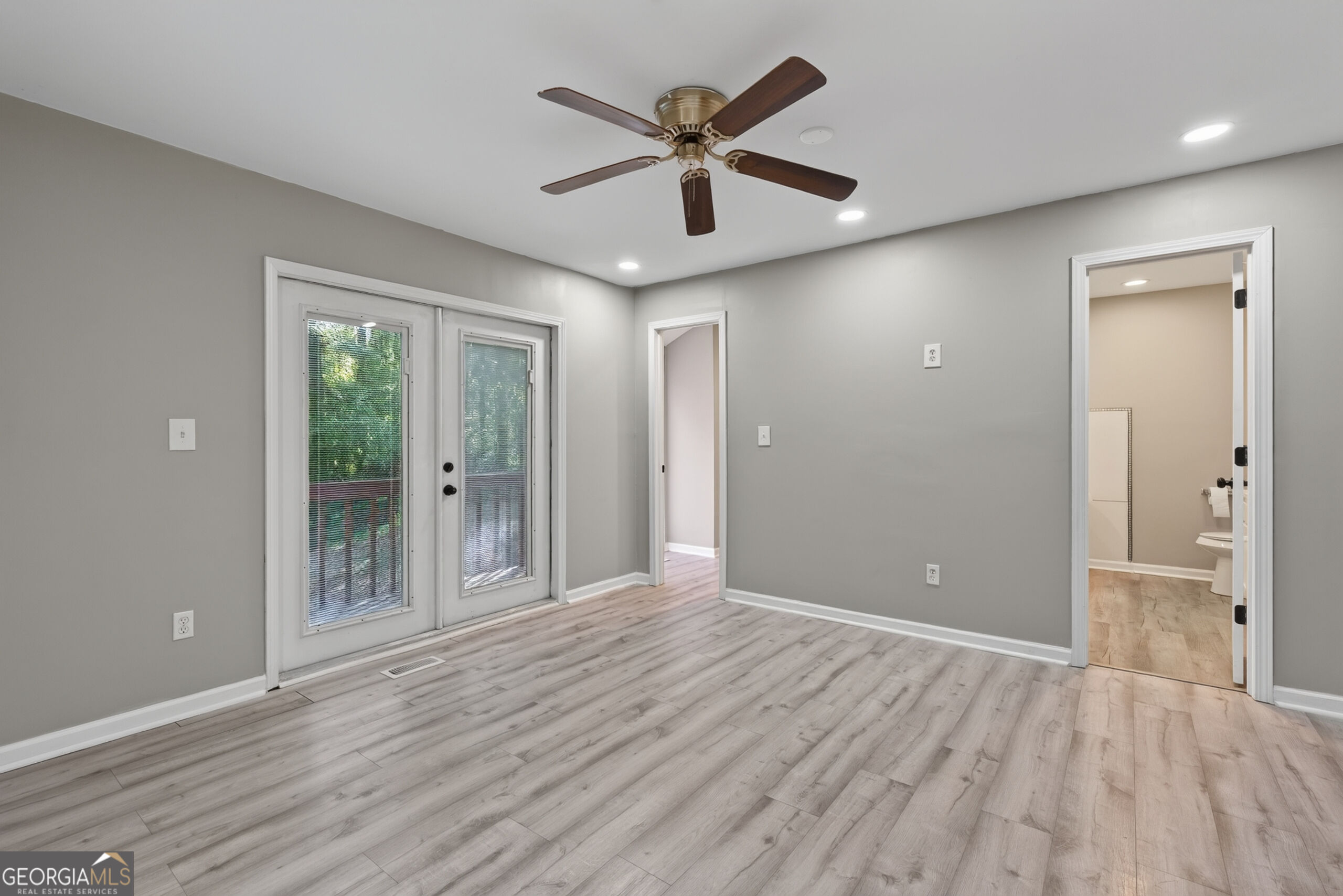 555 Glencove Drive Property Photo 28