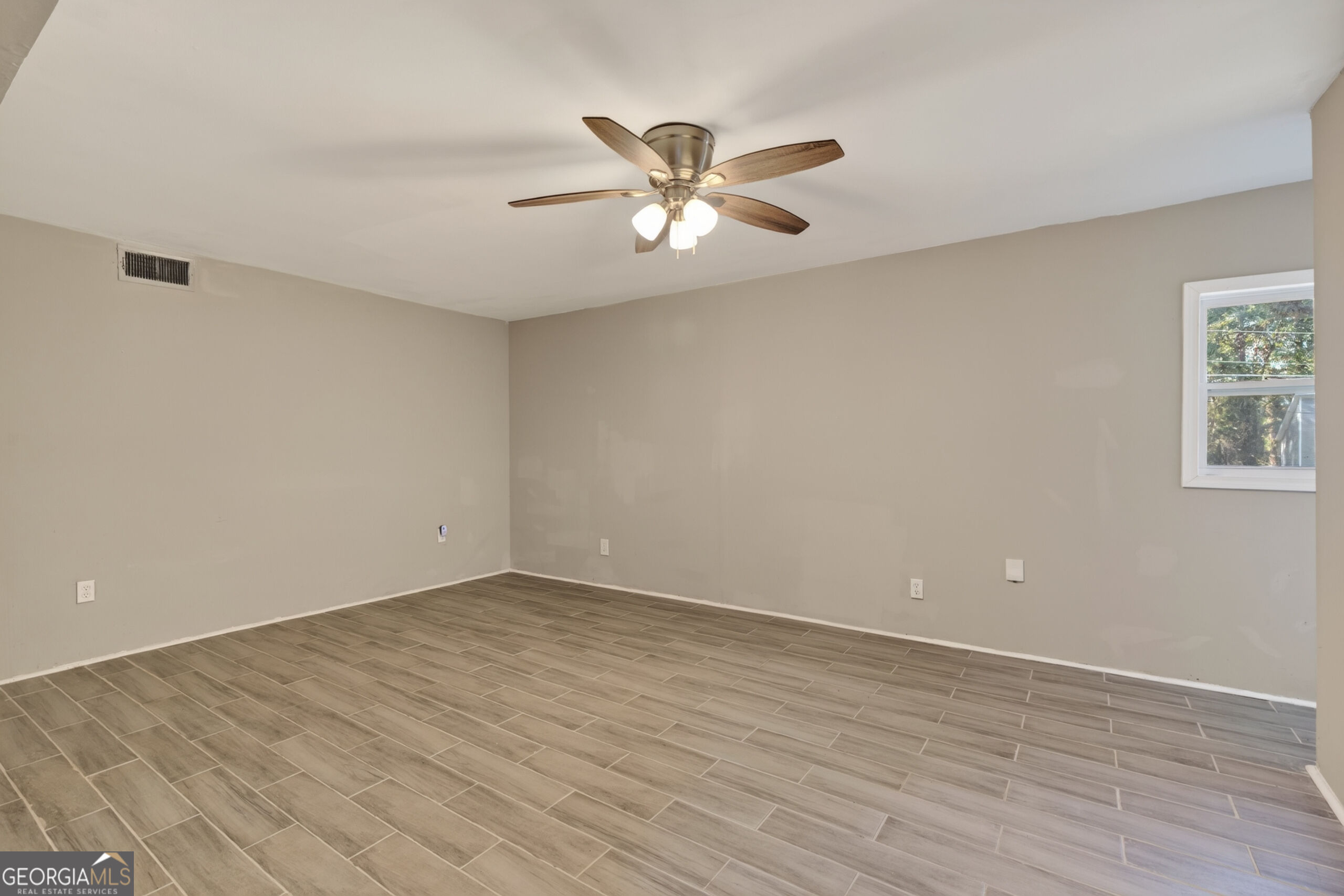 555 Glencove Drive Property Photo 41