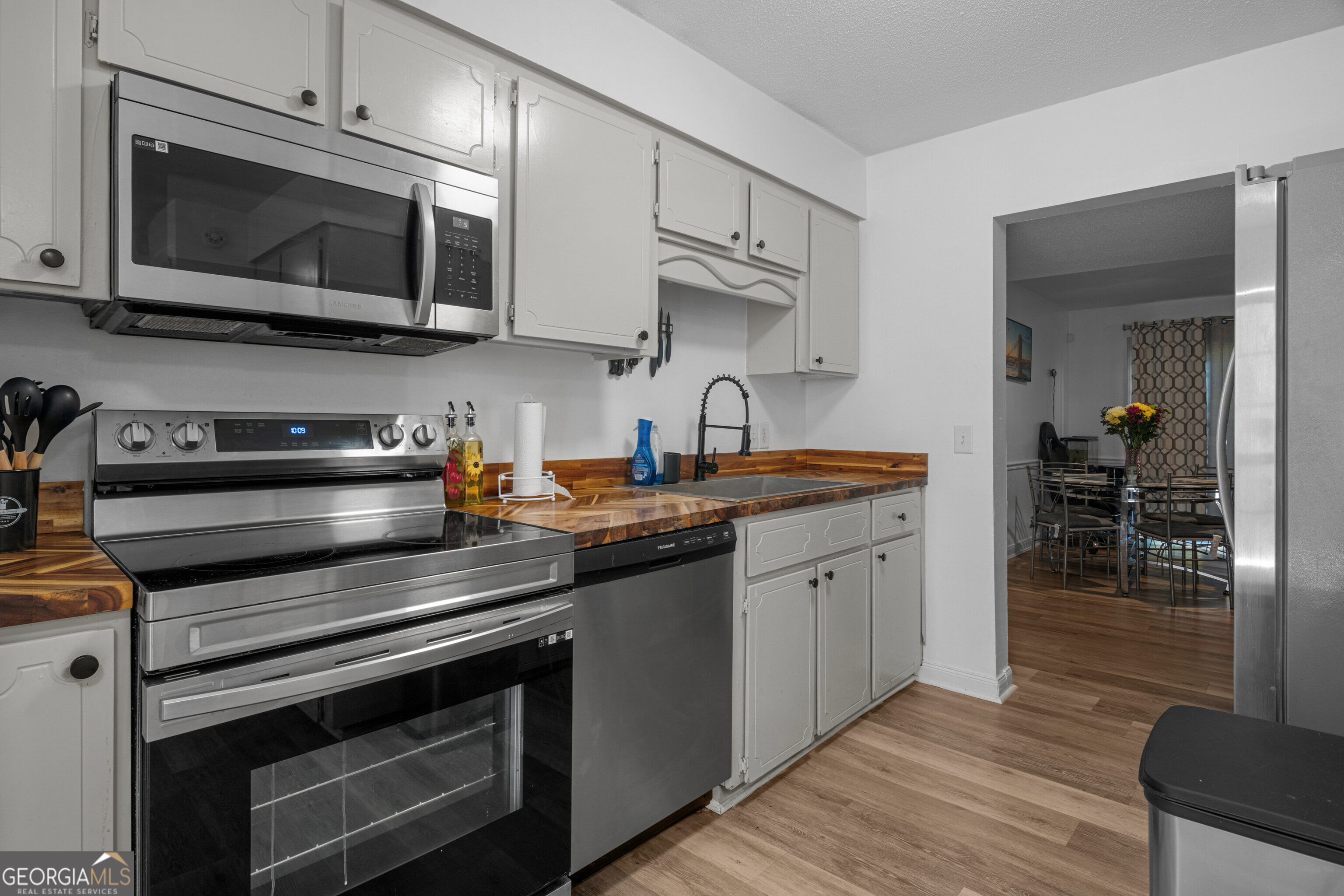 912 Pineland Avenue Apt 4 Property Photo 2