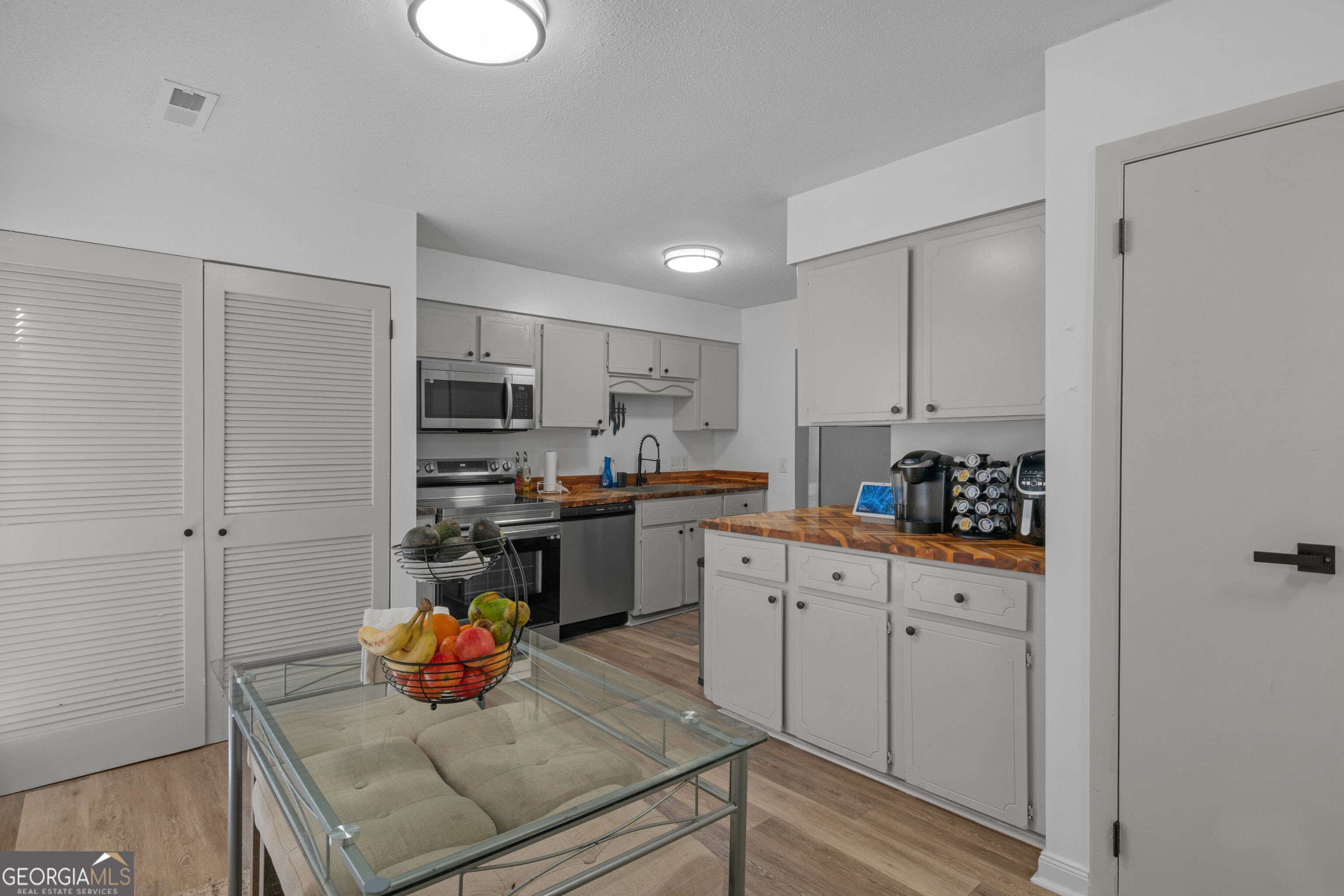 912 Pineland Avenue Apt 4 Property Photo 6