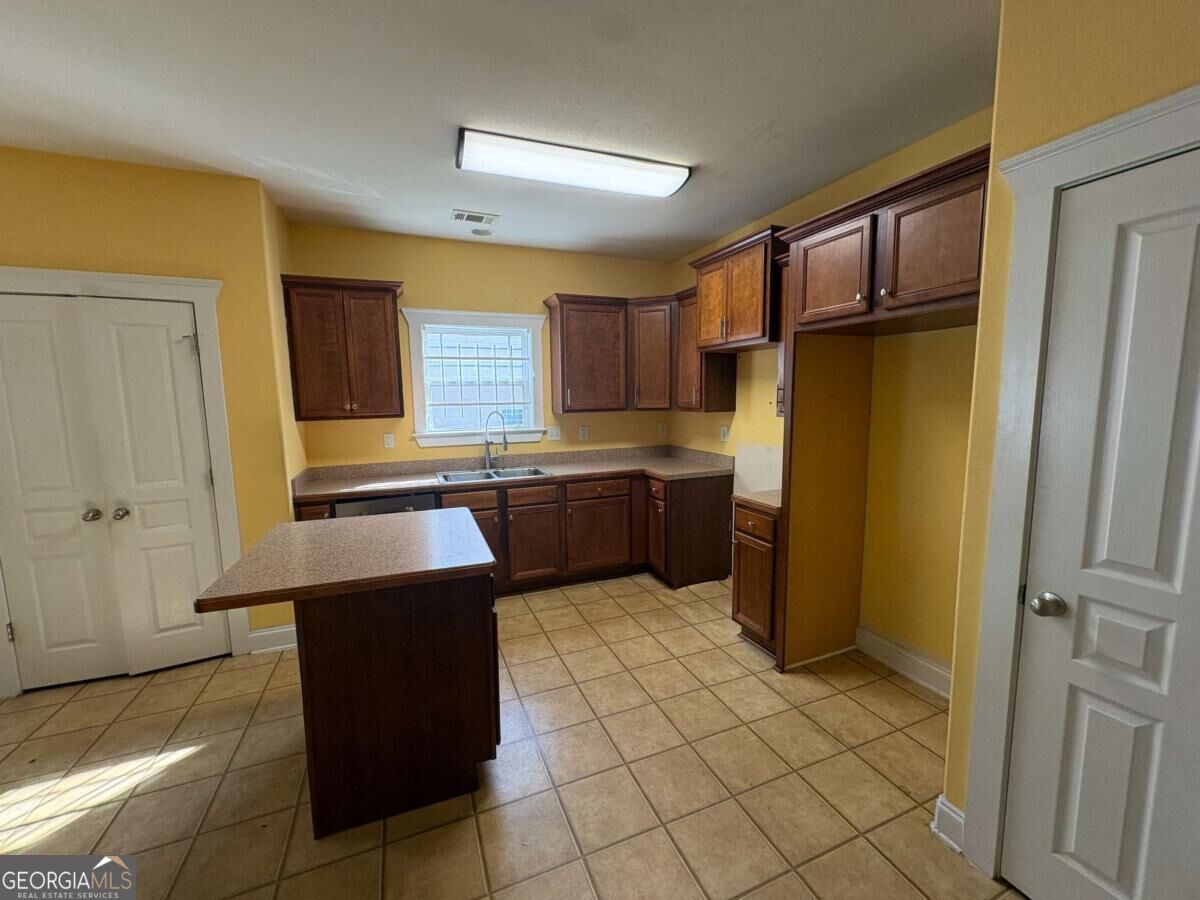 404 Park Place Property Photo 4