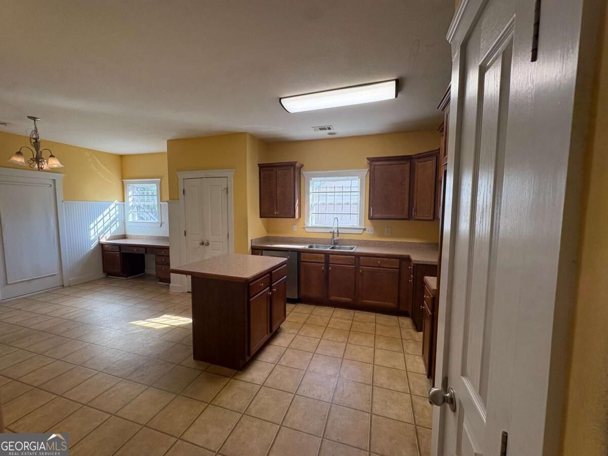 404 Park Place Property Photo 6