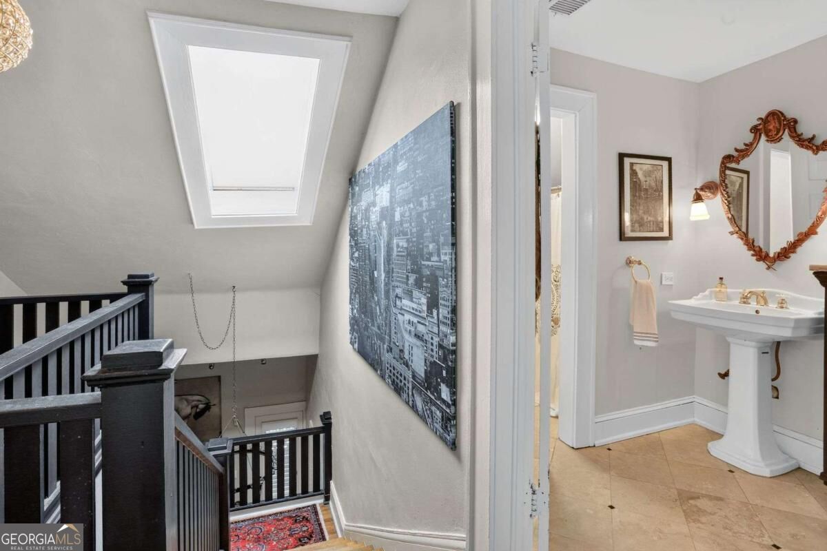 909 Myrtle Street Ne Property Photo 13