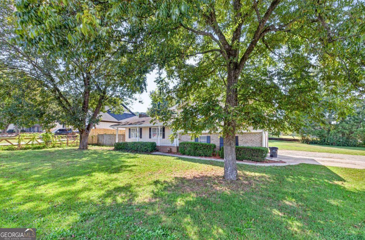 1021 Grayson Highway Property Photo 2