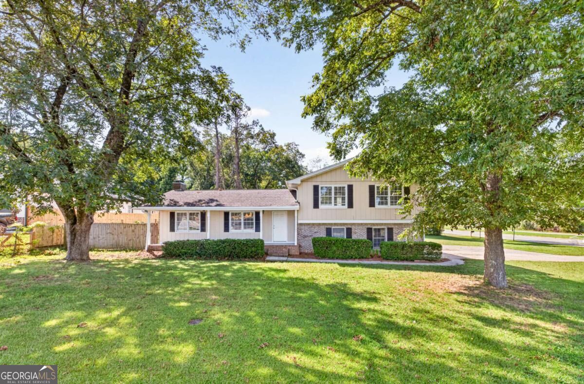 1021 Grayson Highway Property Photo 3