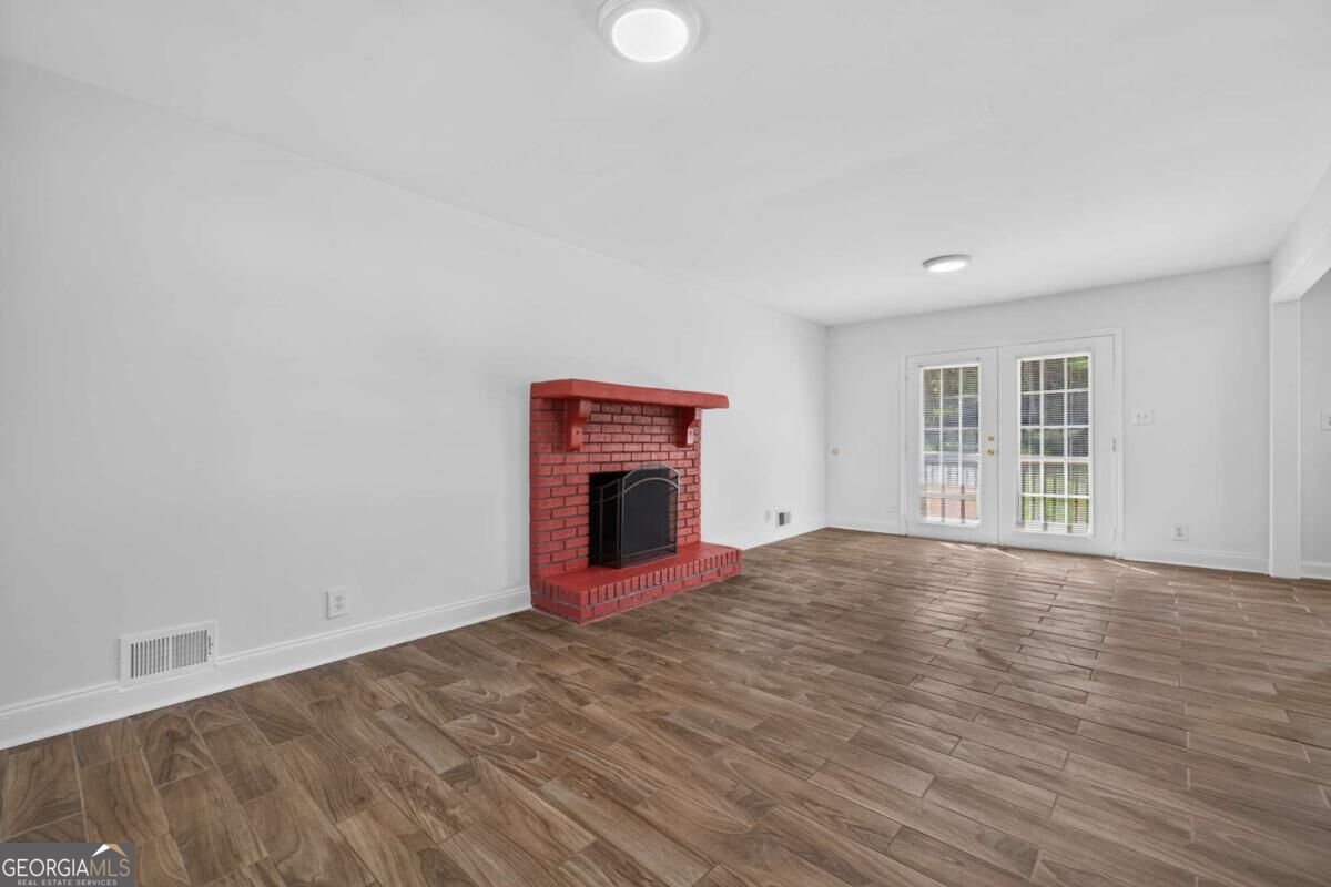 1021 Grayson Highway Property Photo 12