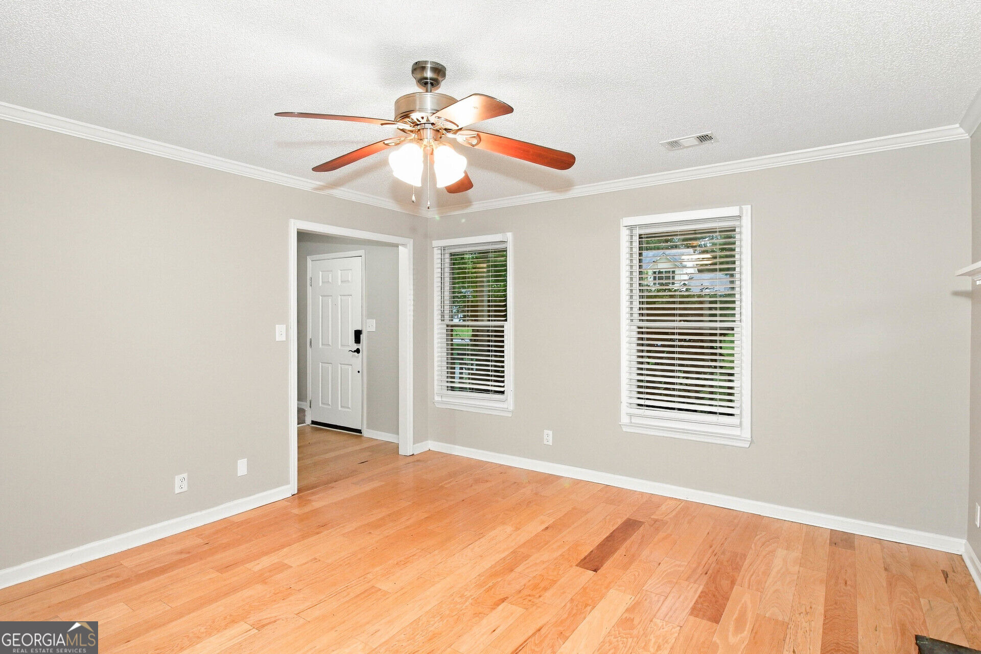28 Pine Grove Circle Property Photo 4