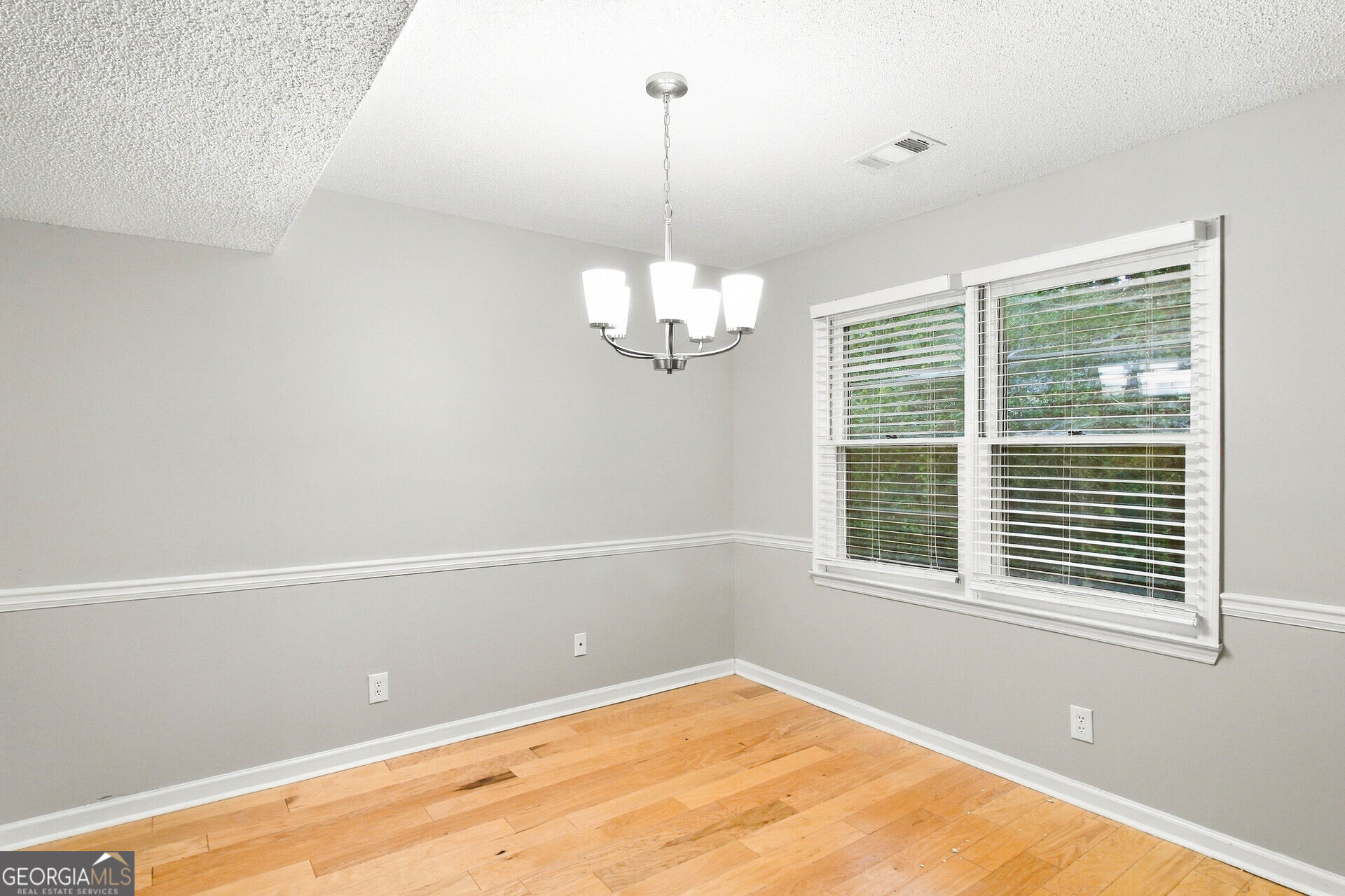 28 Pine Grove Circle Property Photo 5