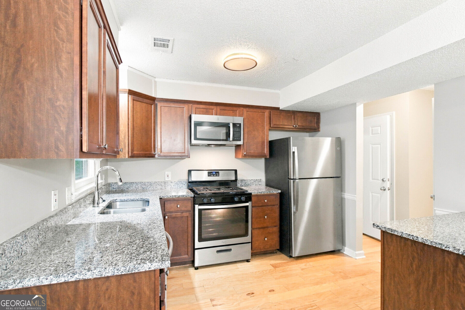 28 Pine Grove Circle Property Photo 6