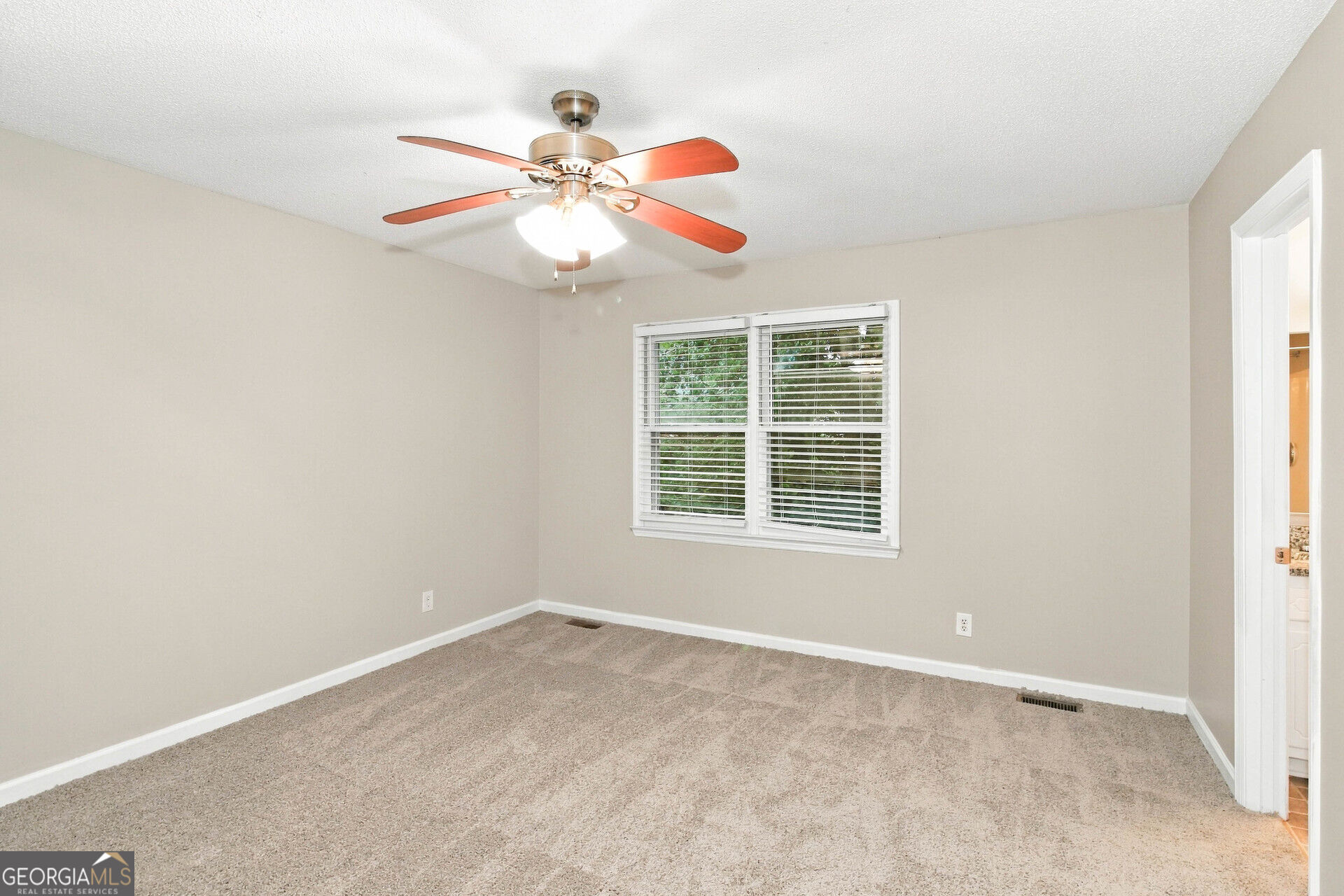 28 Pine Grove Circle Property Photo 8