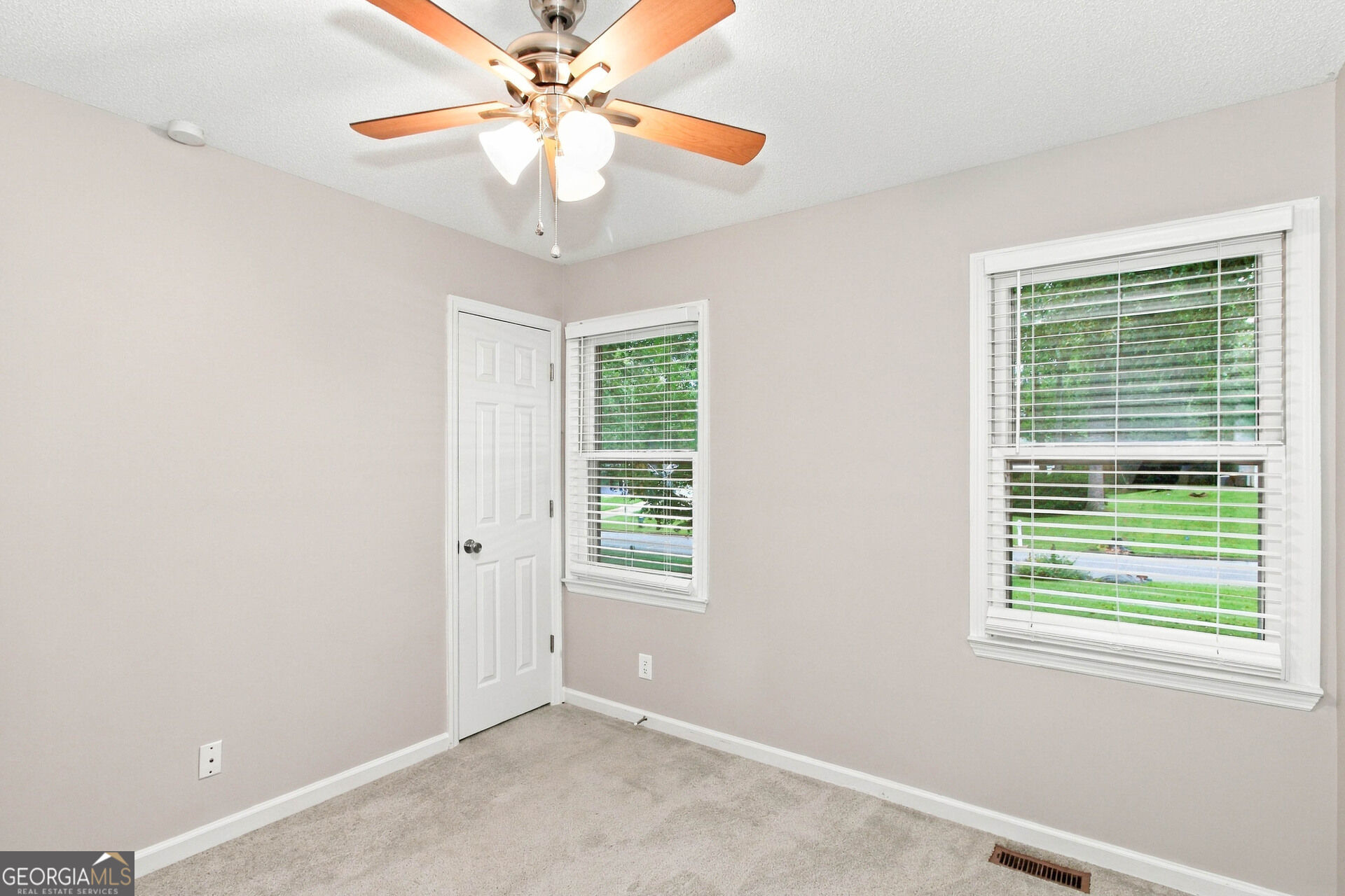 28 Pine Grove Circle Property Photo 12