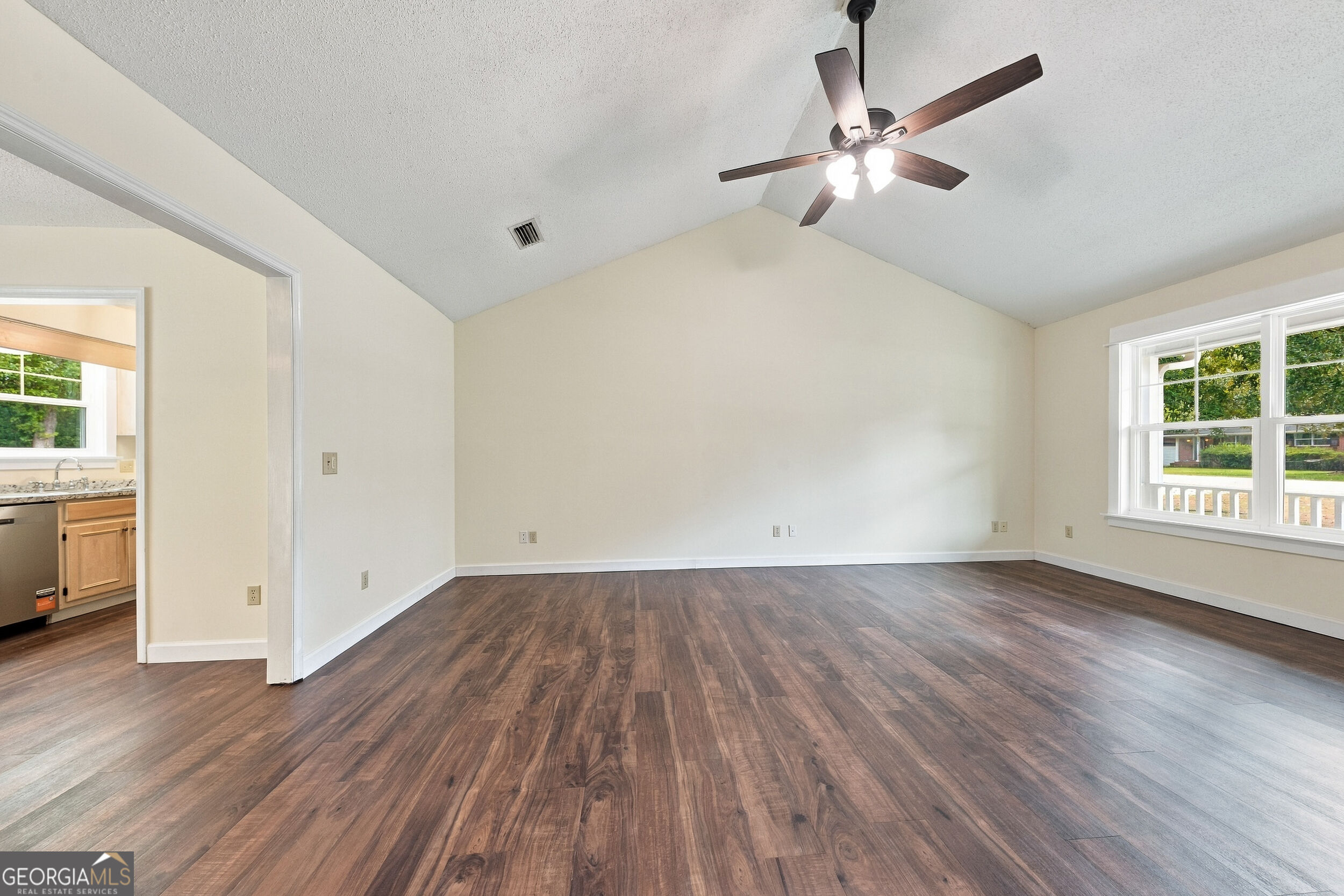 703 E Bay Avenue Property Photo 2