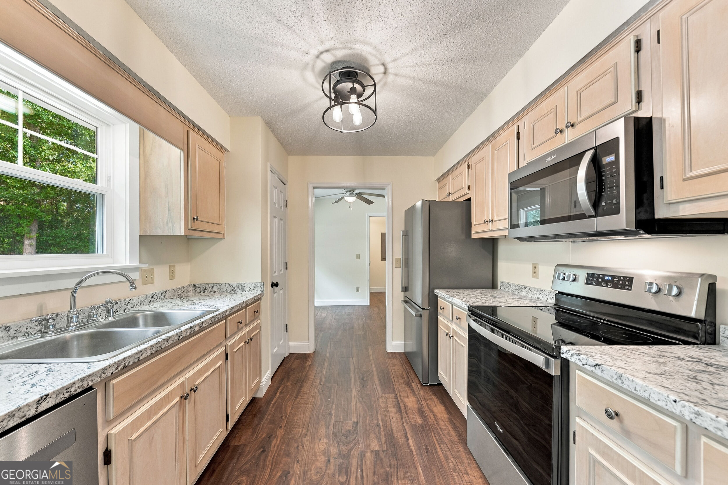 703 E Bay Avenue Property Photo 4