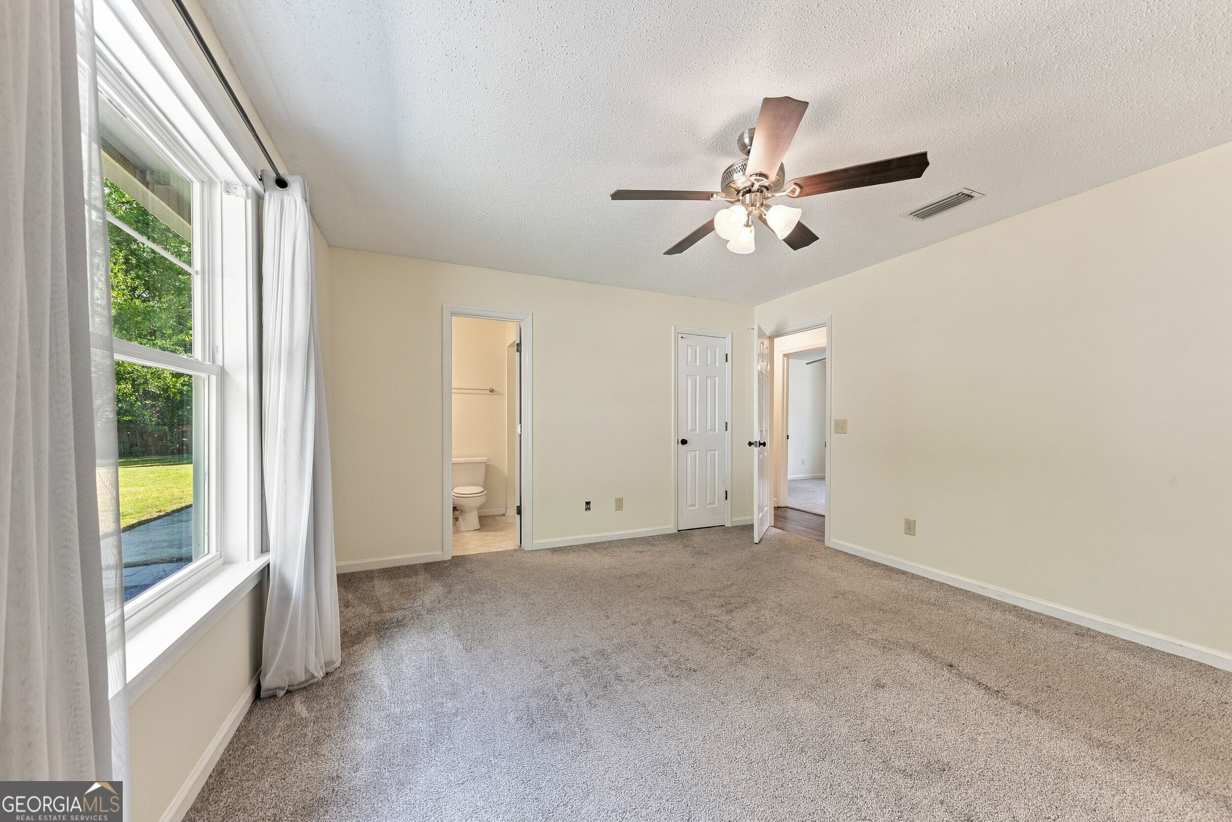 703 E Bay Avenue Property Photo 7
