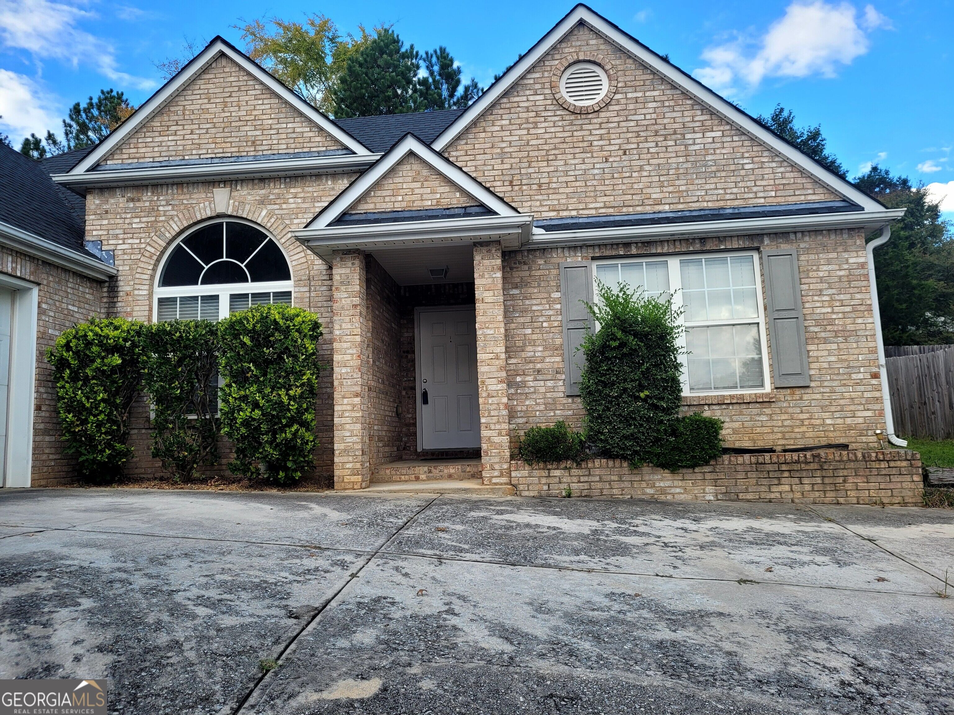 2360 Pettit Drive NE Property Photo 1