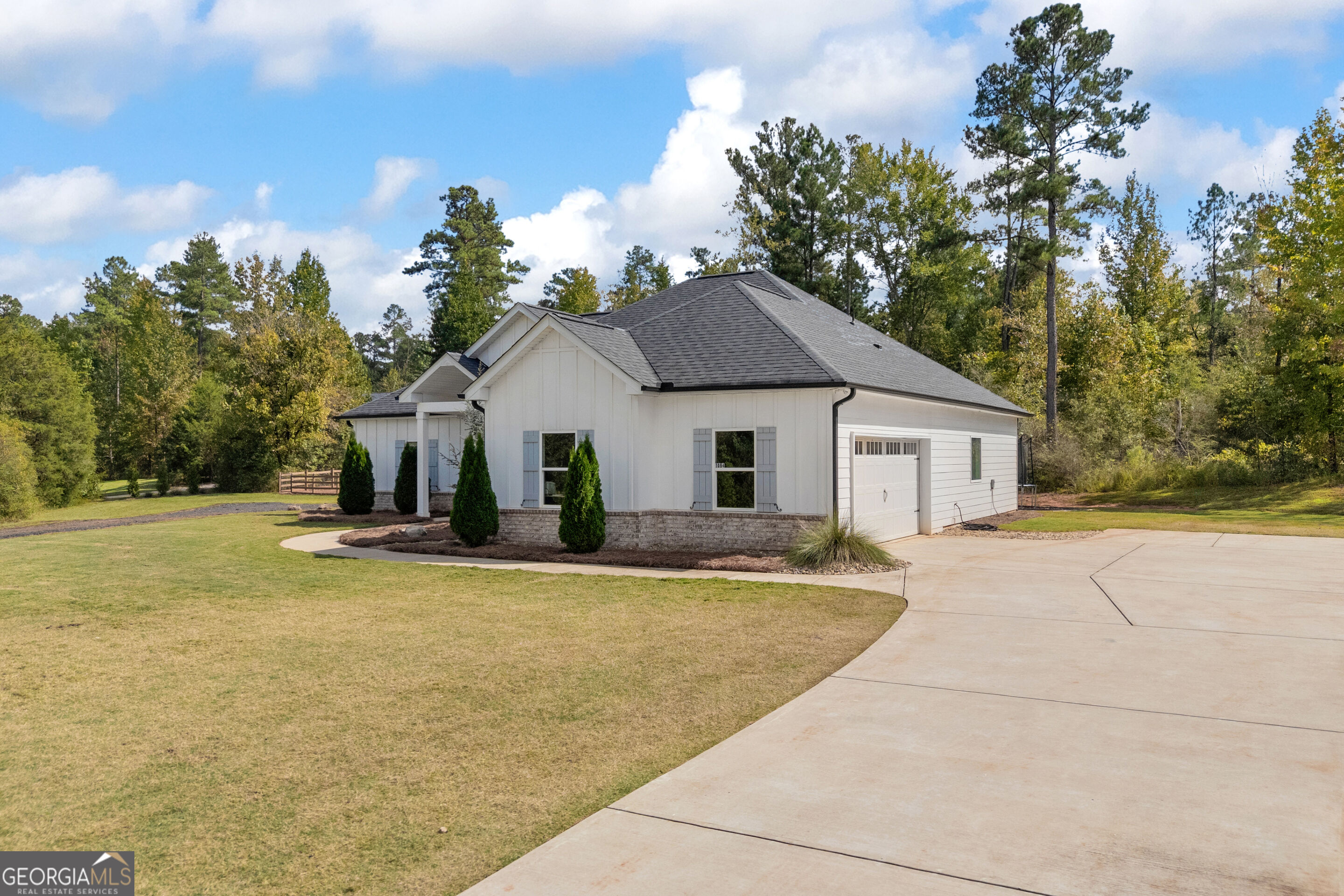 1094 Mcleod Estates Drive Property Photo 3