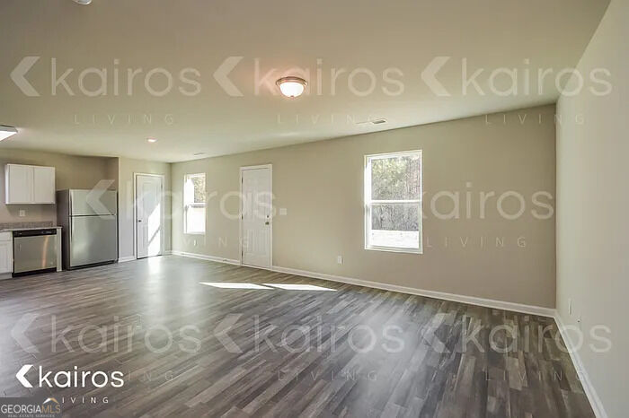 215 Hawthorn Trail Property Photo 3