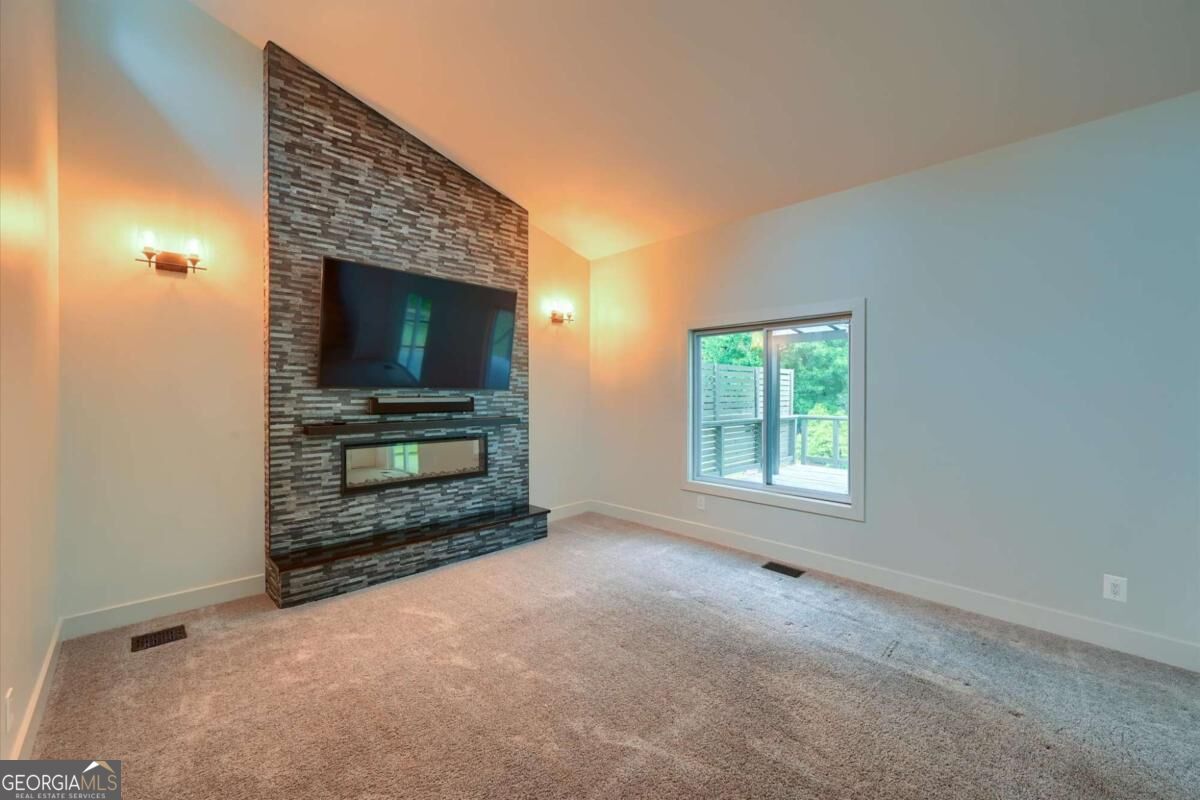 2470 Kingsley Drive Ne Property Photo 6