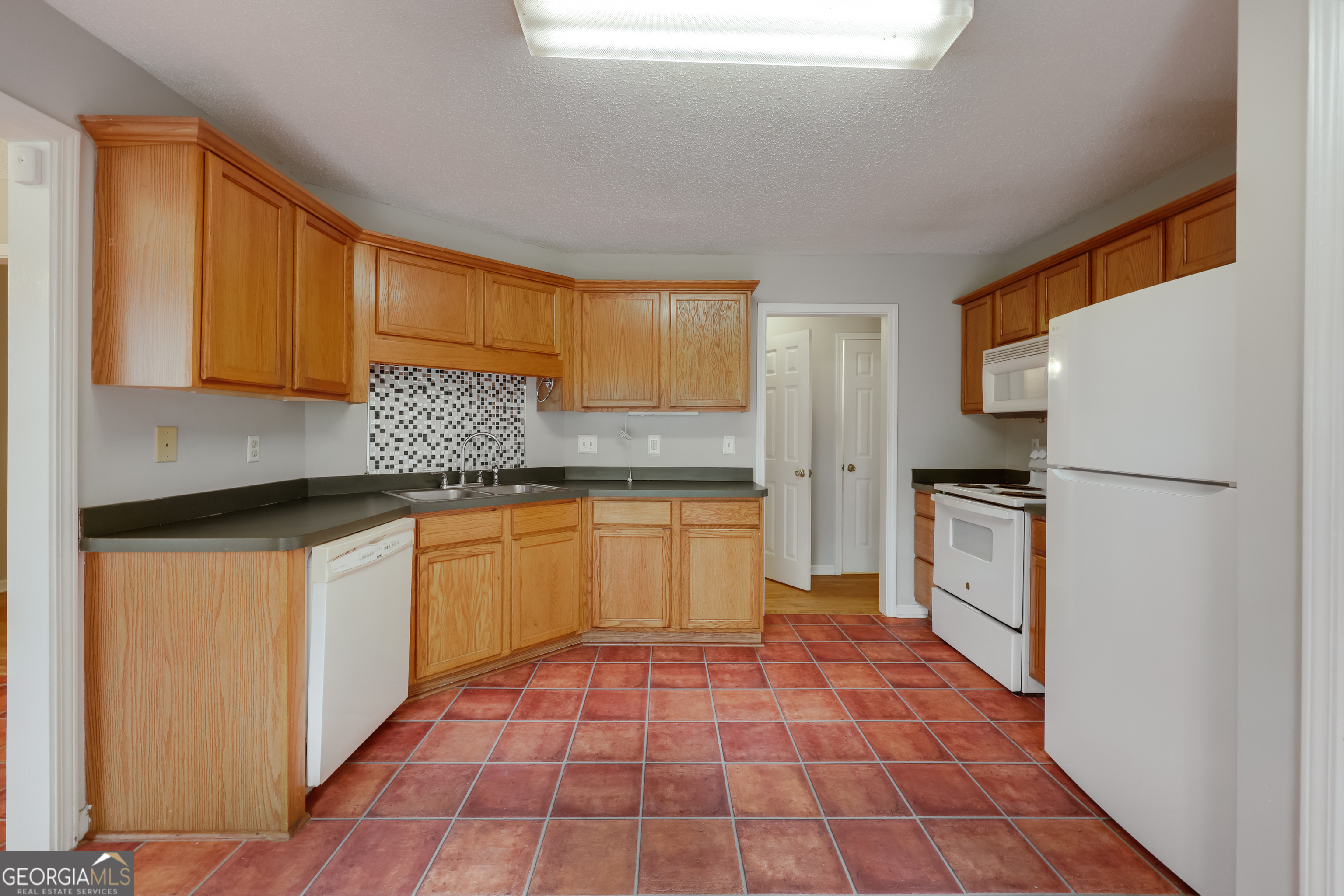 555 Snapfinger Drive Property Photo 11