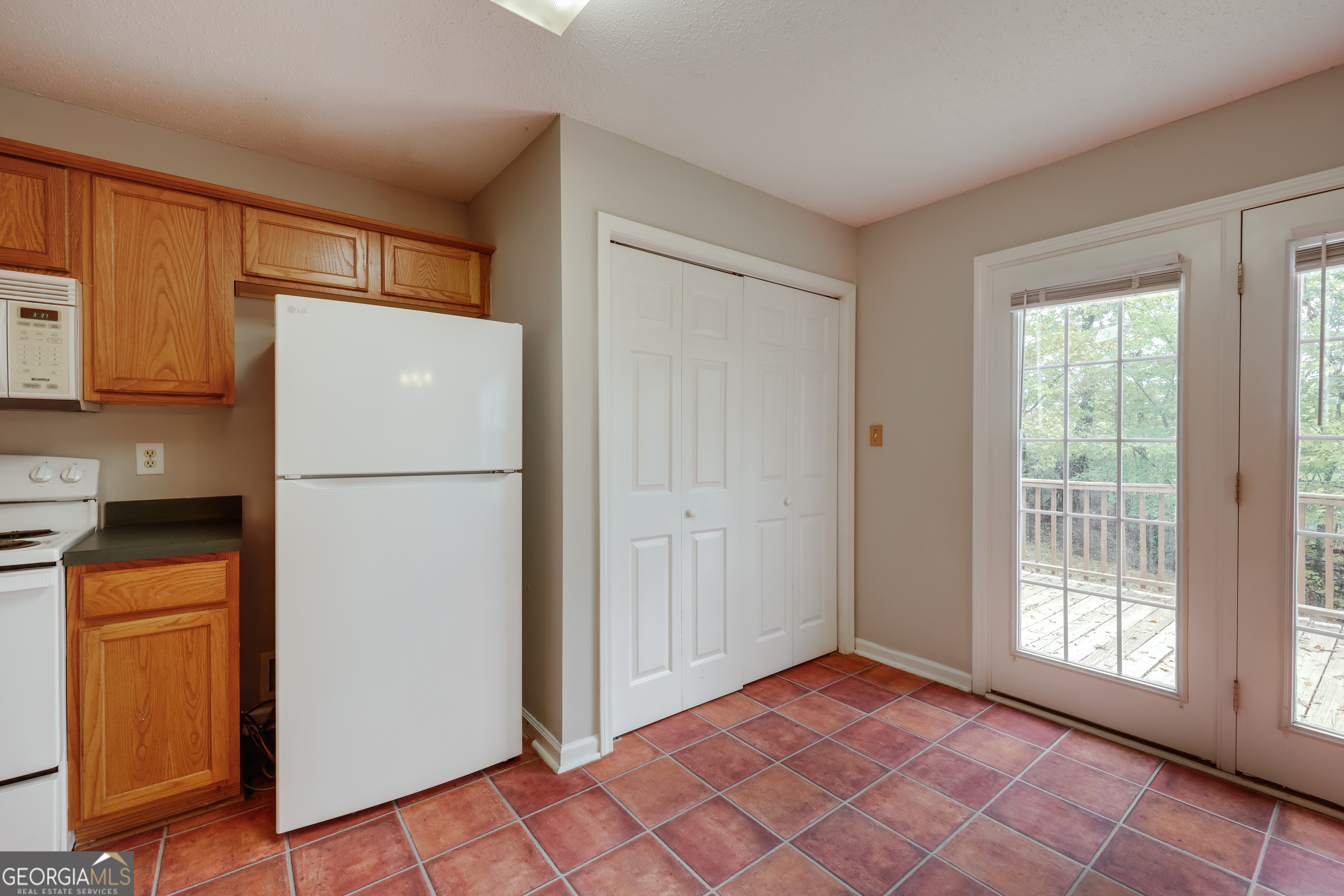 555 Snapfinger Drive Property Photo 14
