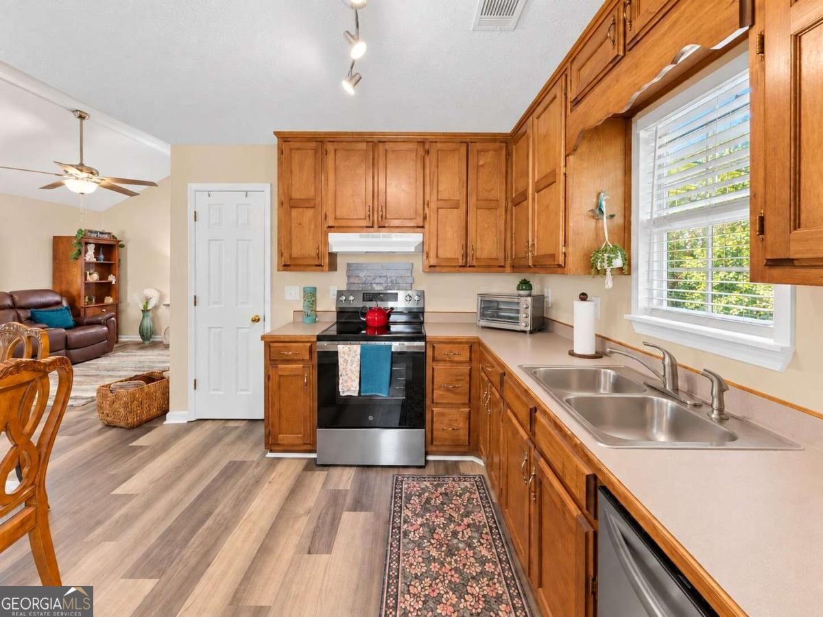 2560 Fairlane Drive Property Photo 15