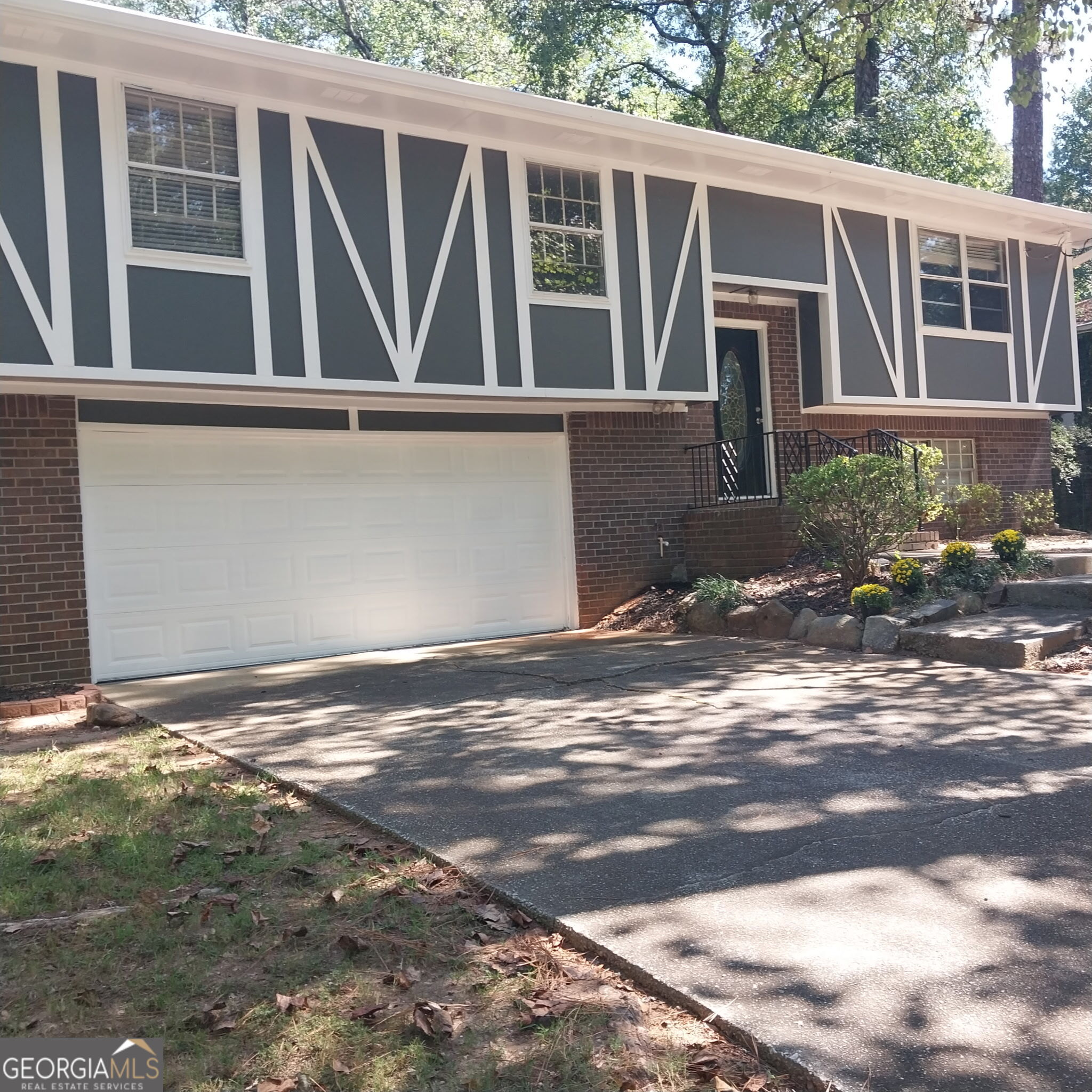 401 Pineburr Lane Property Photo 1