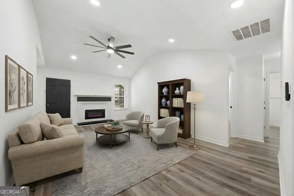 648 Fieldcrest Drive Property Photo 2