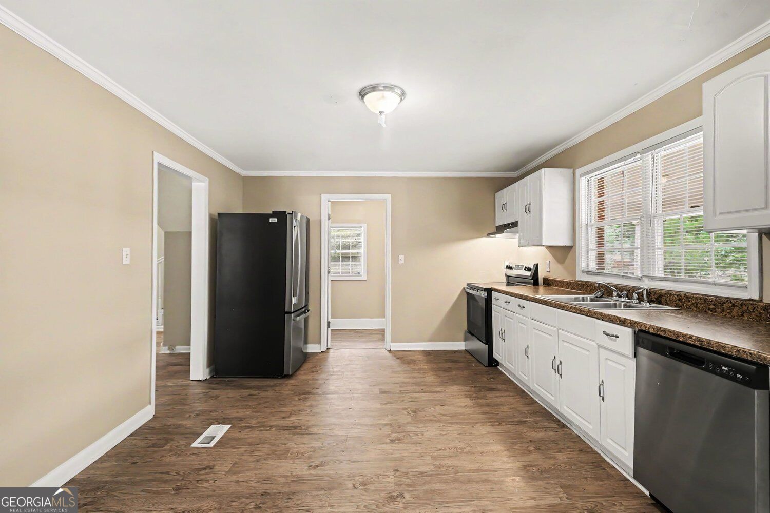 6323 Temple Street Property Photo 8
