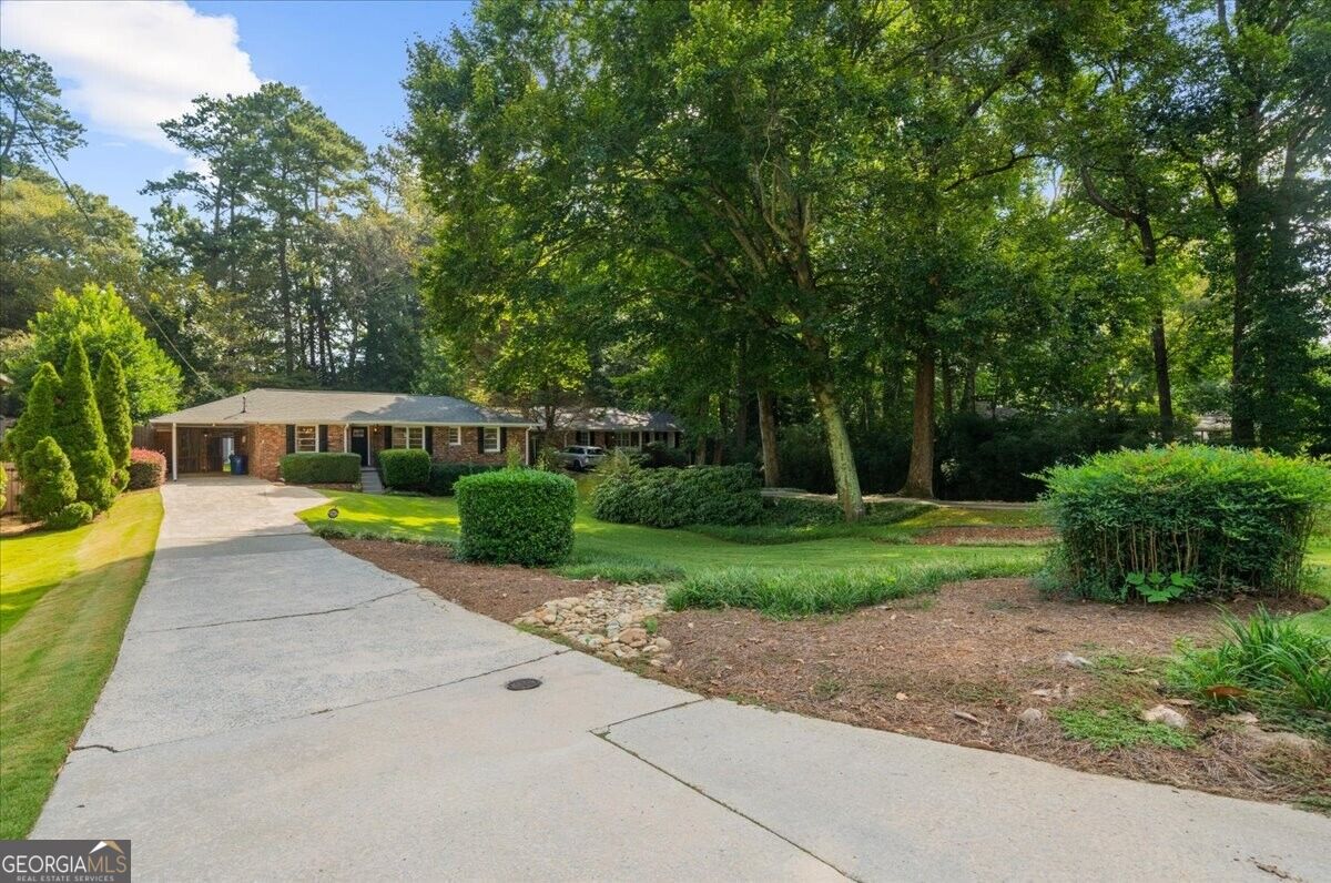 2201 Fairway Circle Ne Property Photo 3
