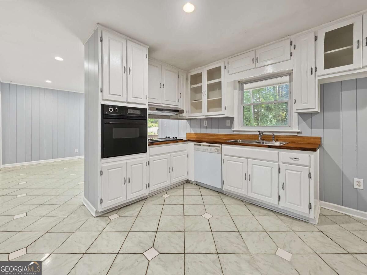 530 Allgood Road Property Photo 7