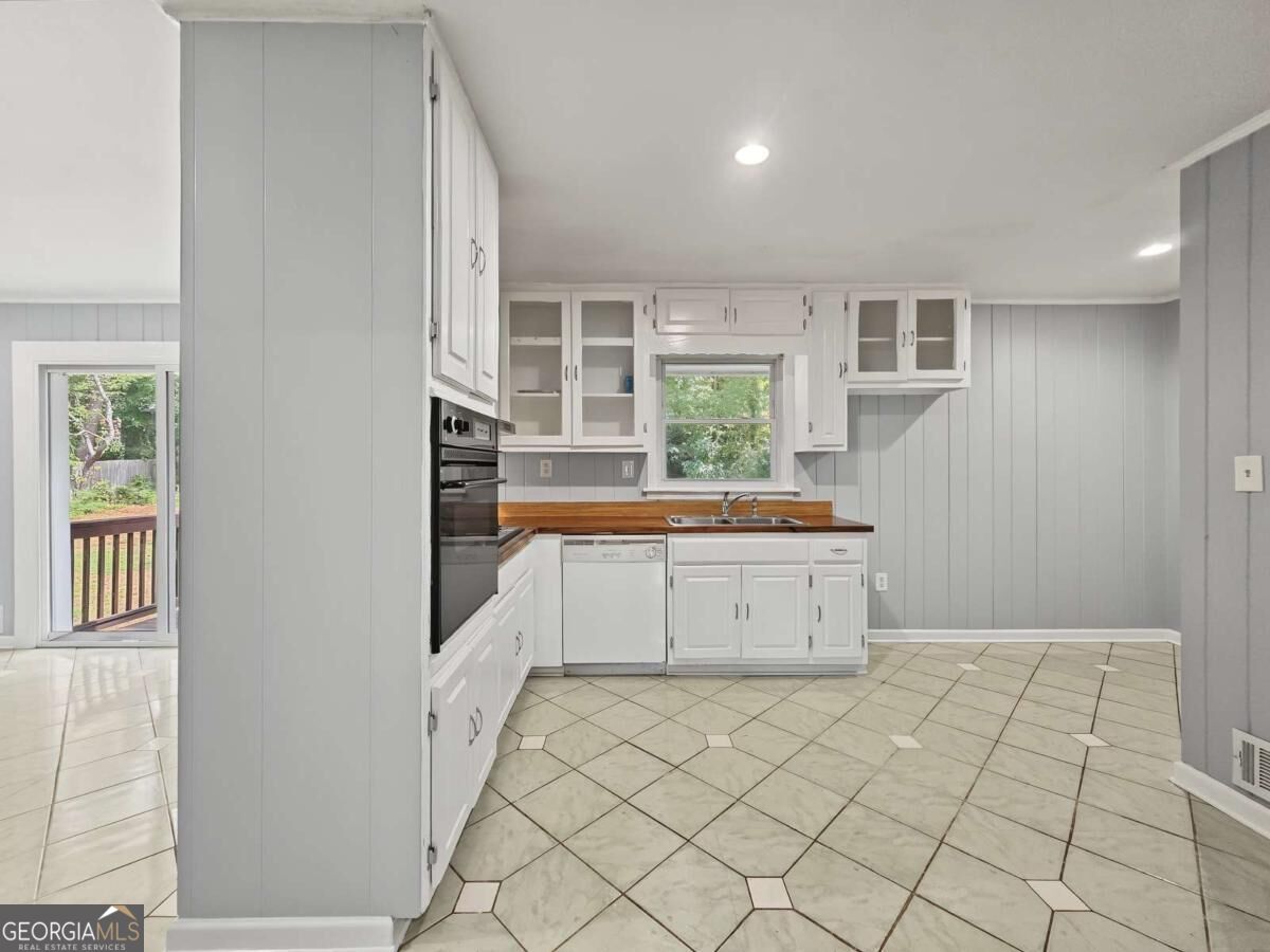530 Allgood Road Property Photo 8
