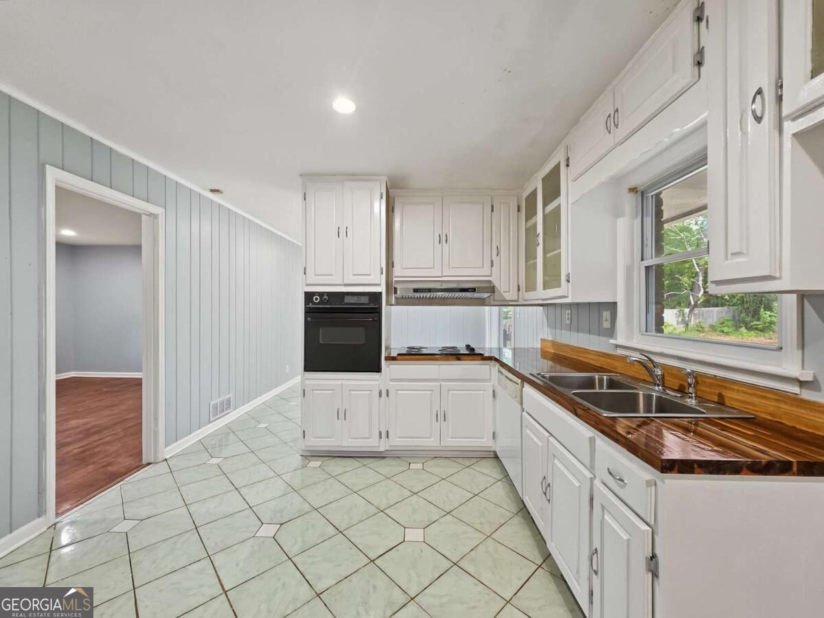 530 Allgood Road Property Photo 9
