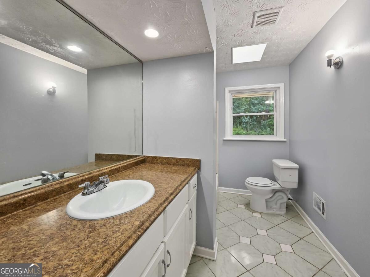 530 Allgood Road Property Photo 14