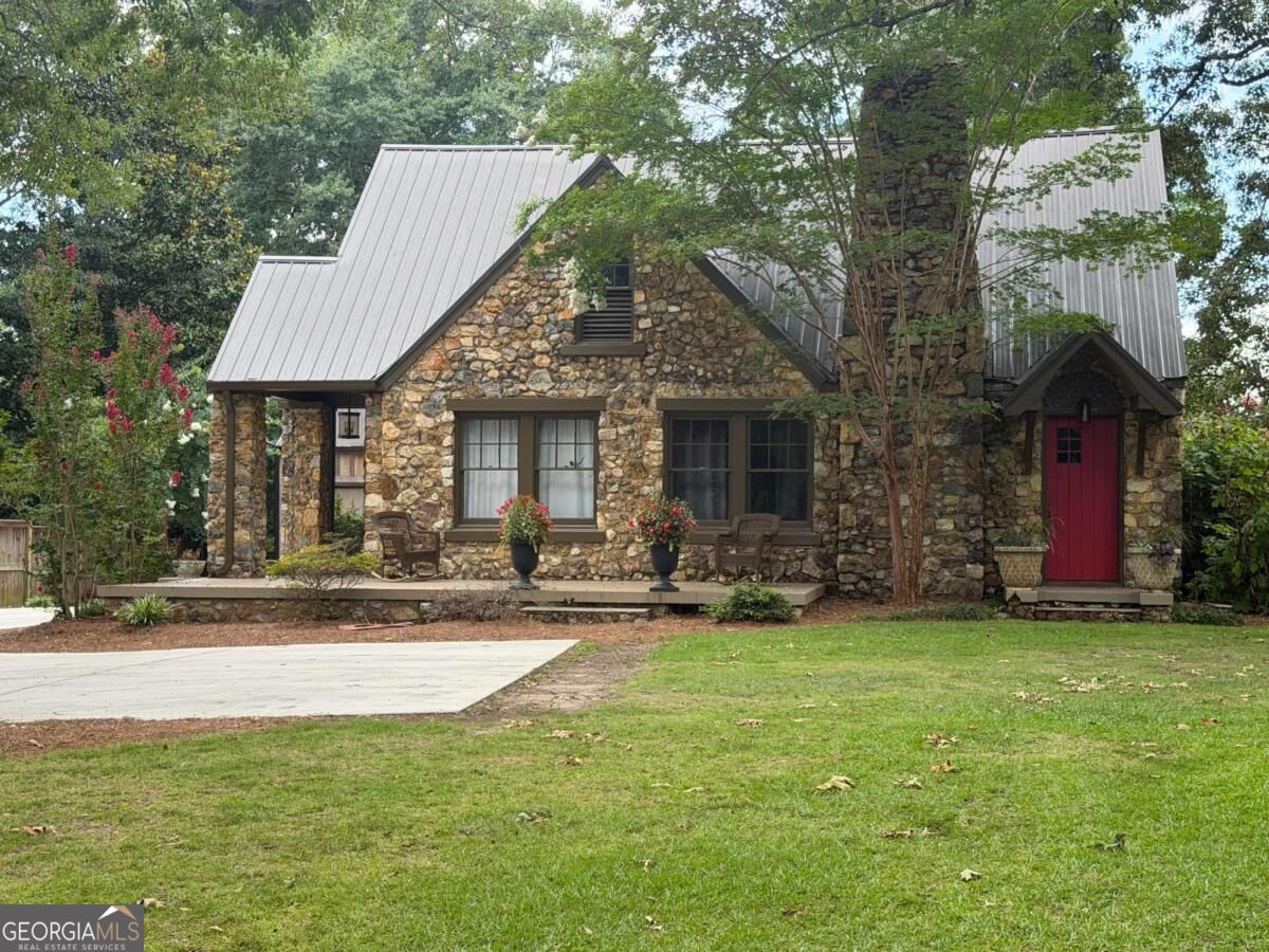 607 N College Street Property Photo 1