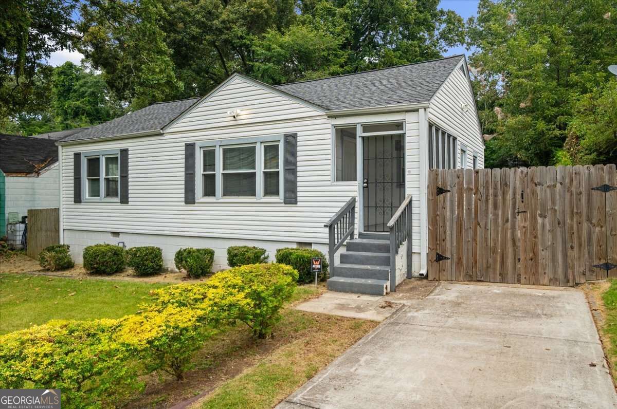 819 Woodbourne Drive Sw Property Photo 2