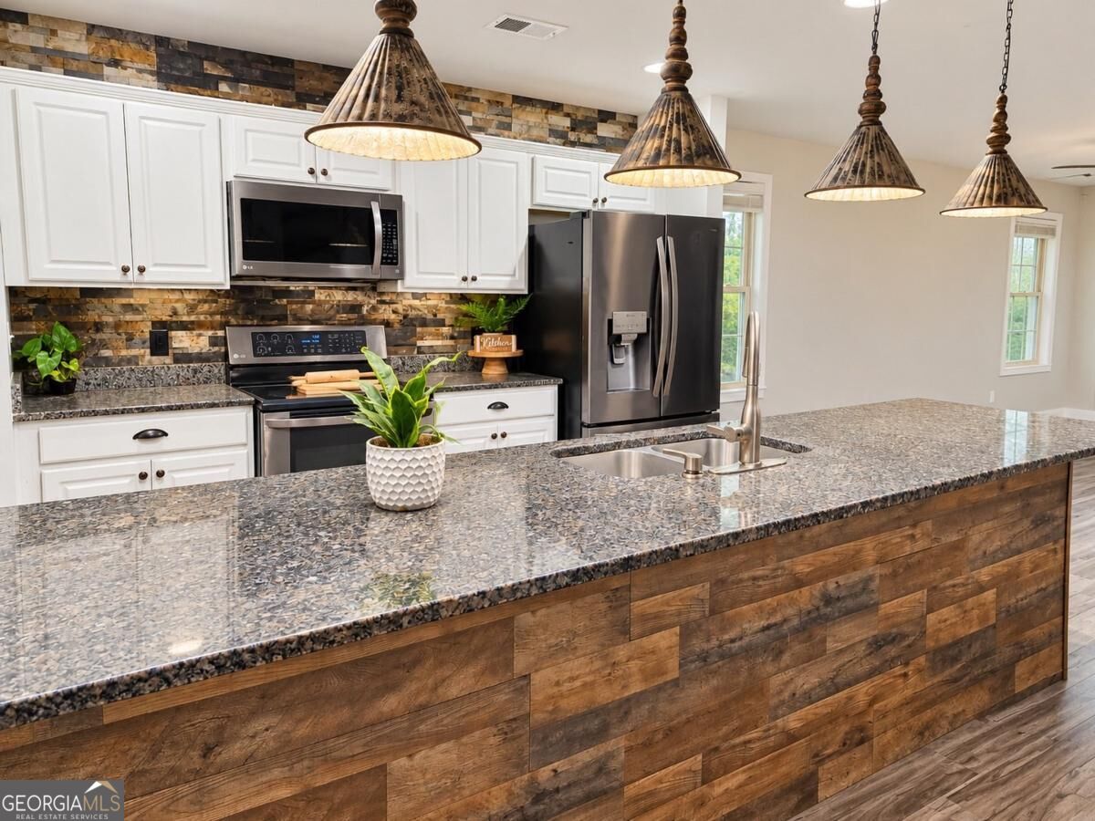 6 Easy Street Property Photo 8