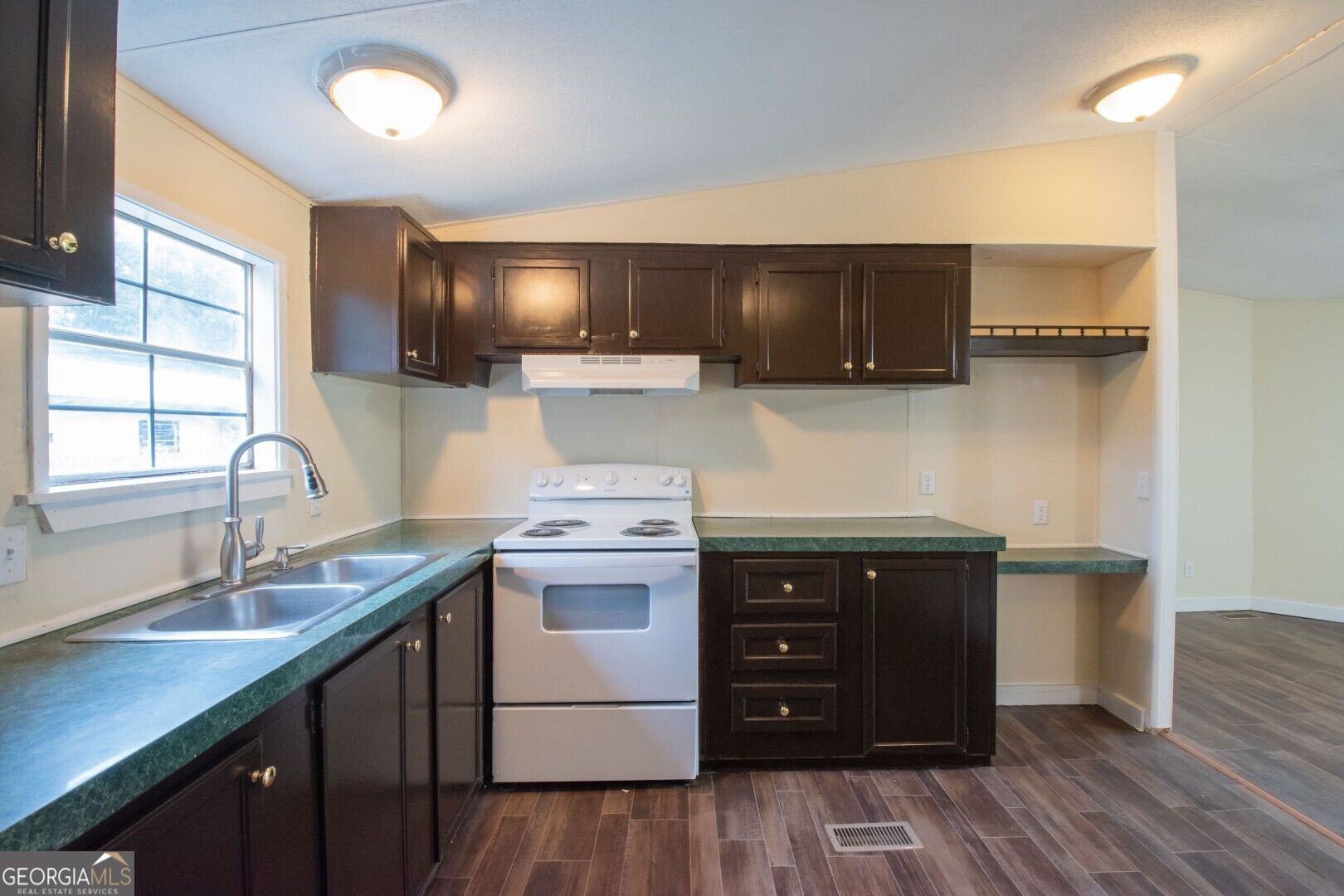 438 Pinehurst Drive Property Photo 12