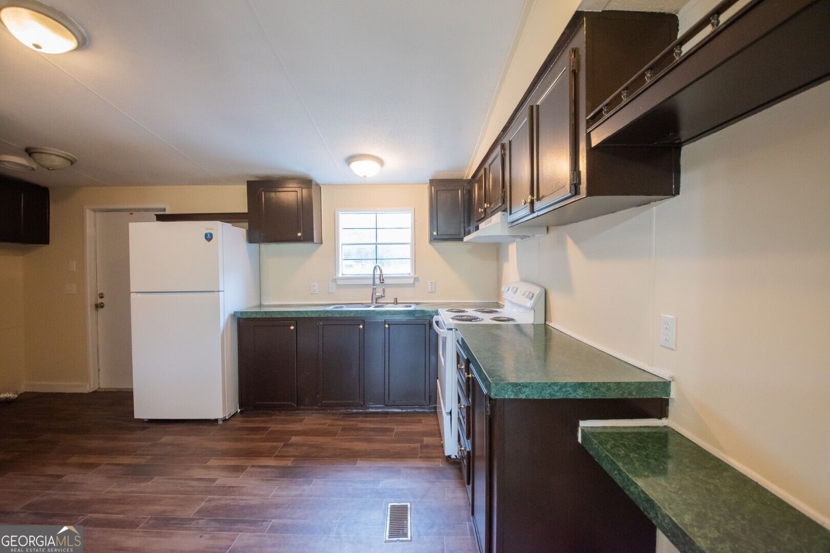 438 Pinehurst Drive Property Photo 13