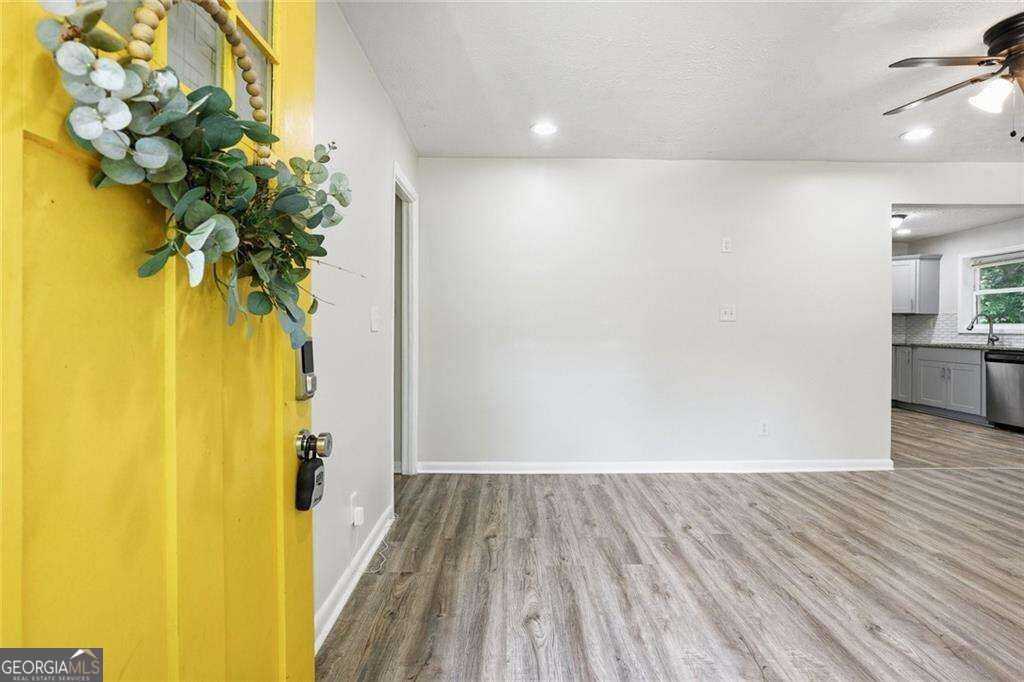 923 Redford Drive Se Property Photo 3