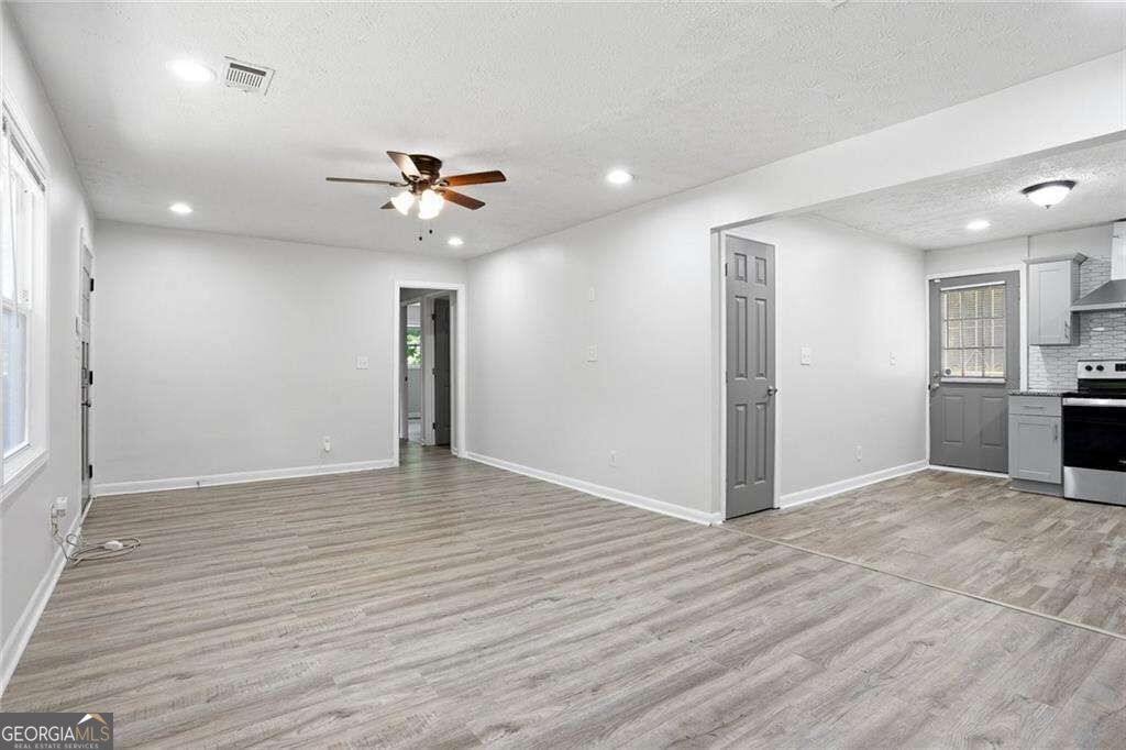 923 Redford Drive Se Property Photo 4