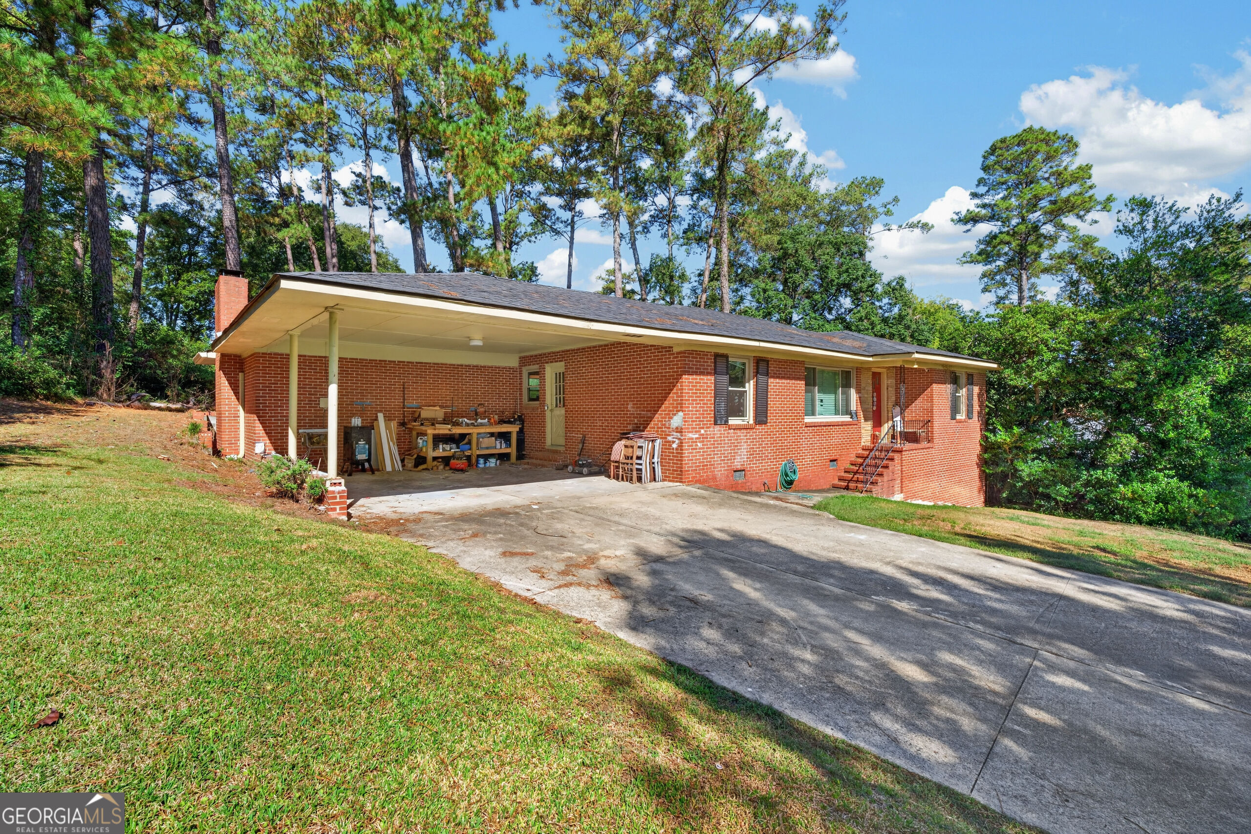 720 Forest Ridge Drive W Property Photo 3