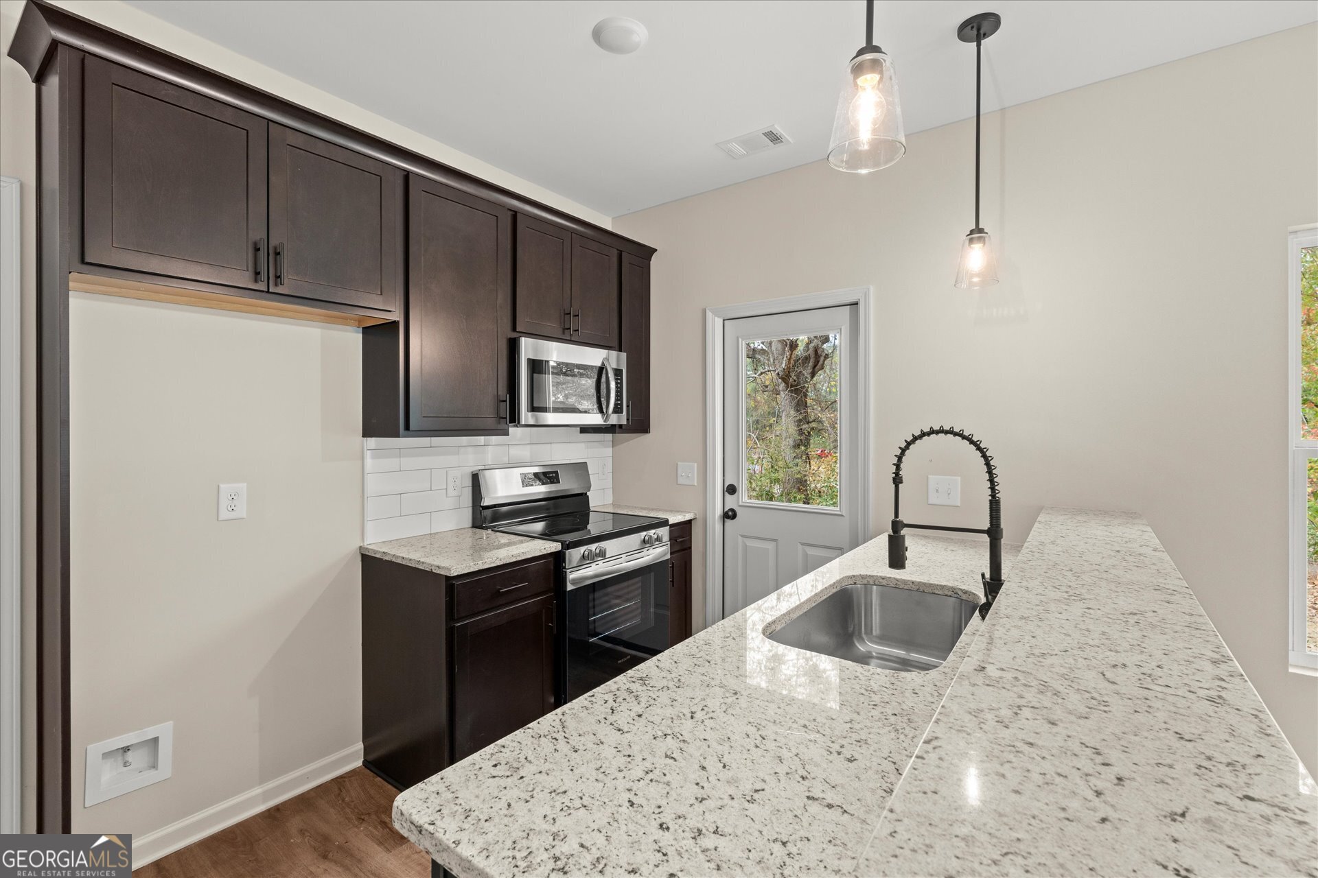 654 King Street Property Photo 9
