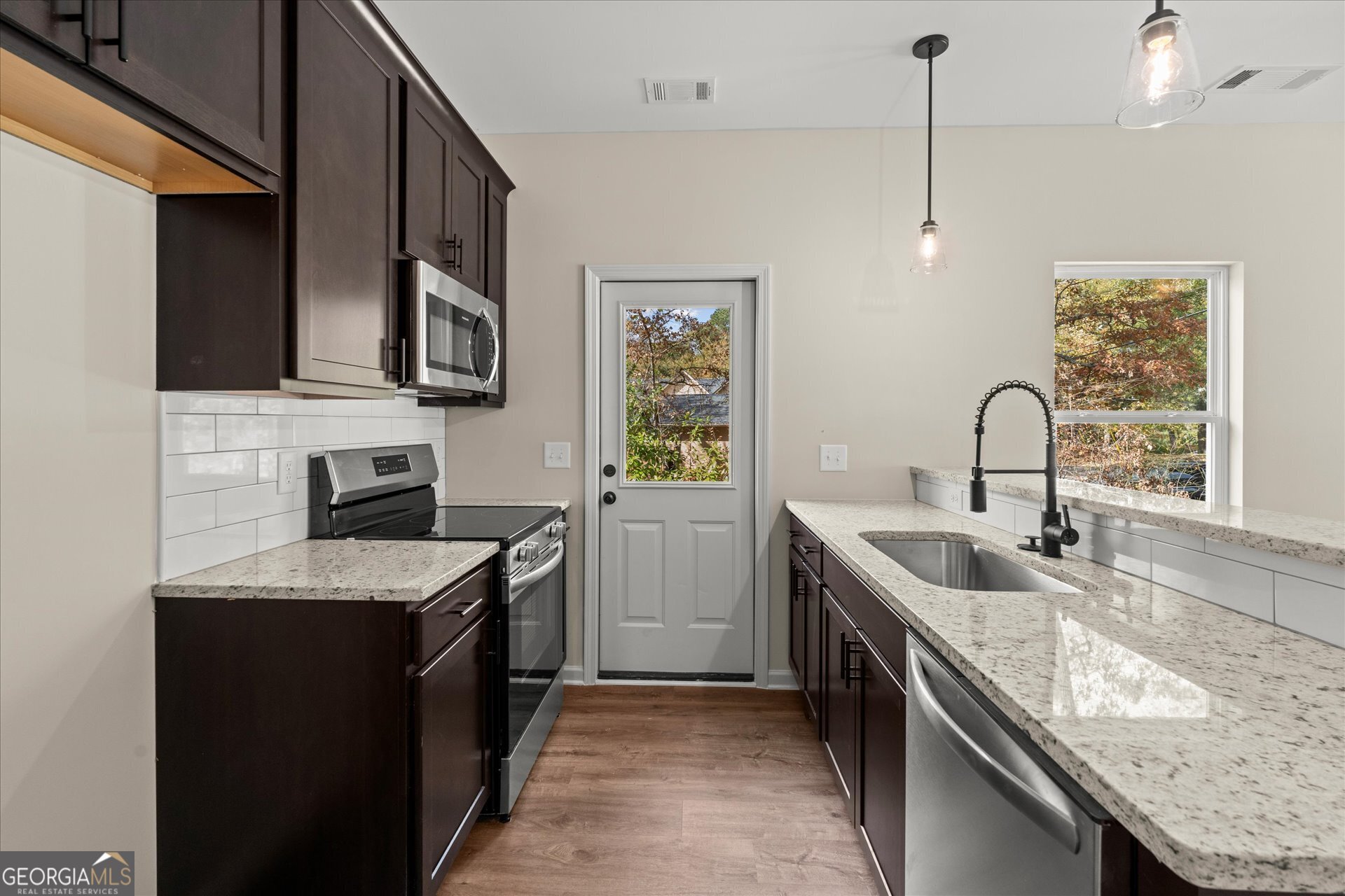 654 King Street Property Photo 10