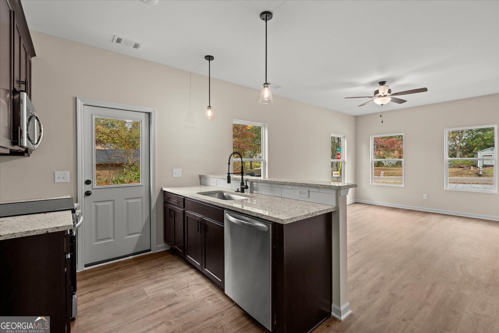654 King Street Property Photo 11