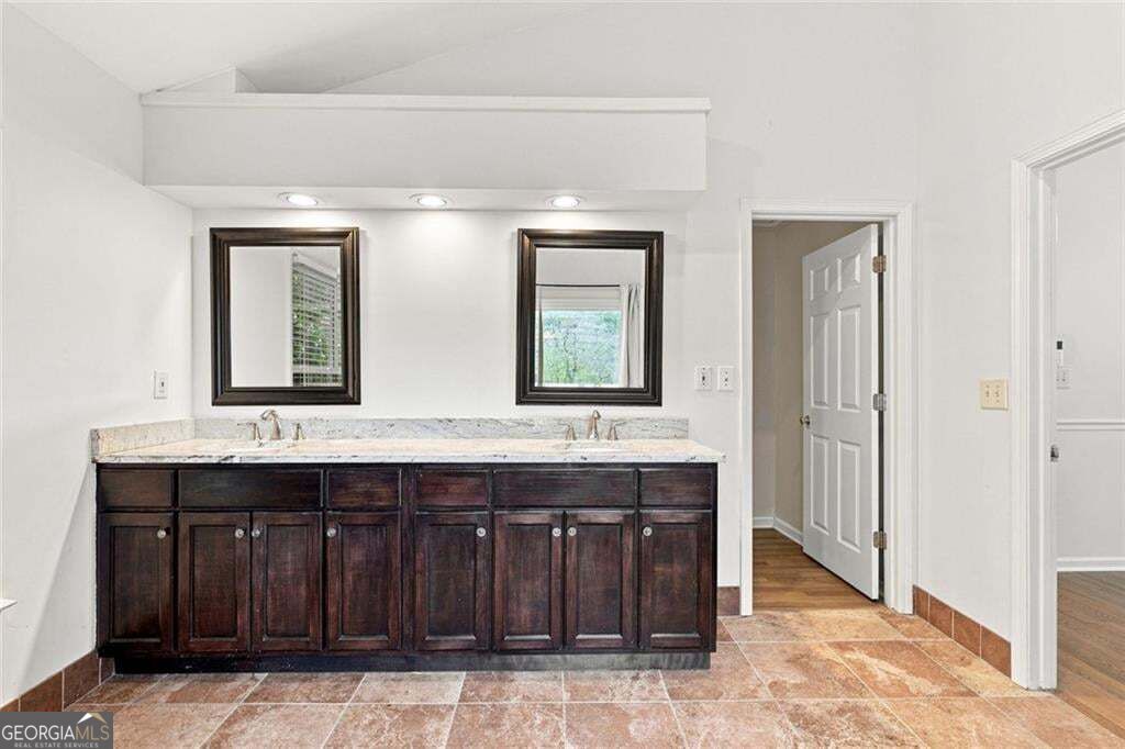 425 Fairford Lane Property Photo 32