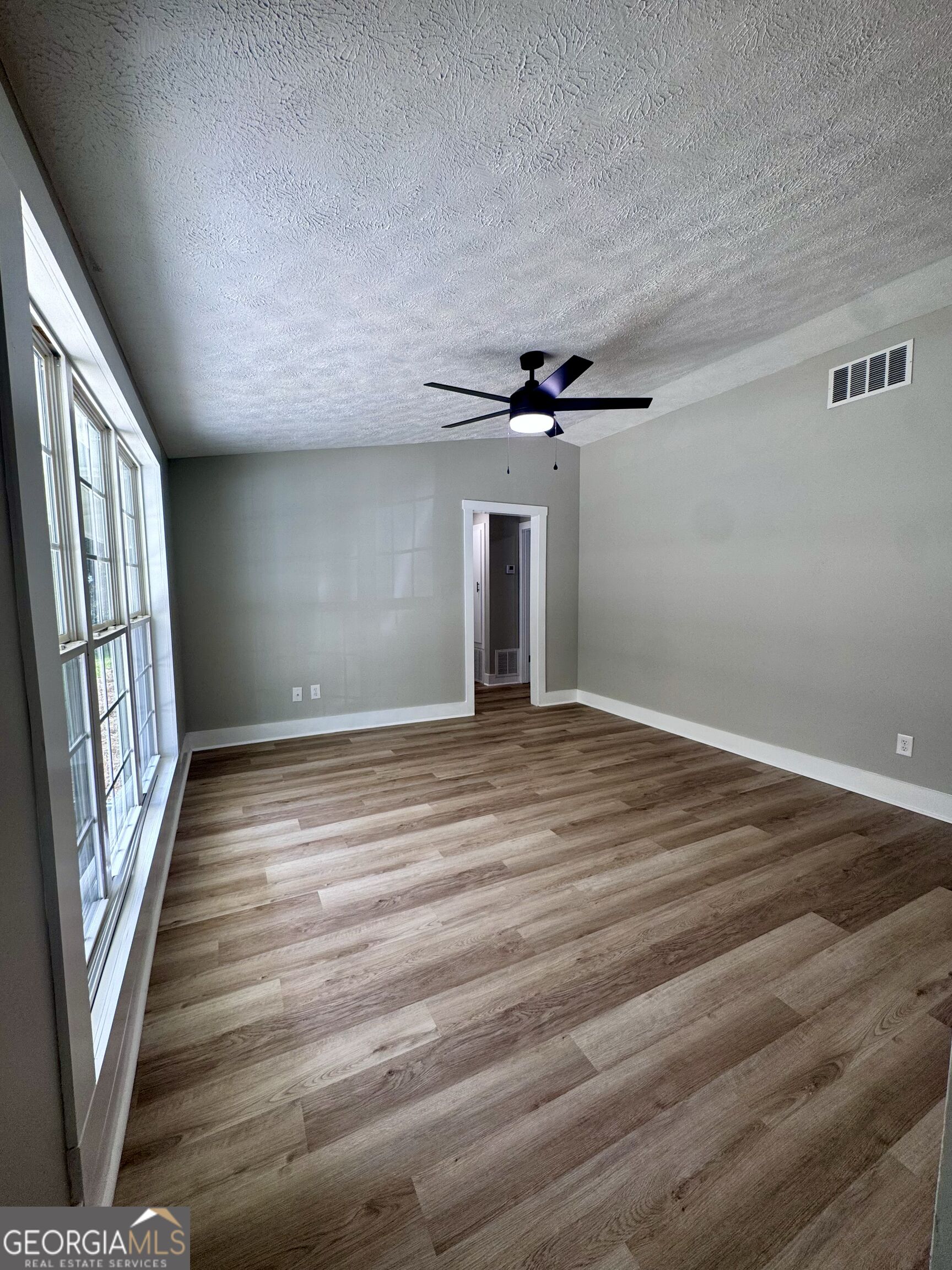 855 Emerald Street Property Photo 3