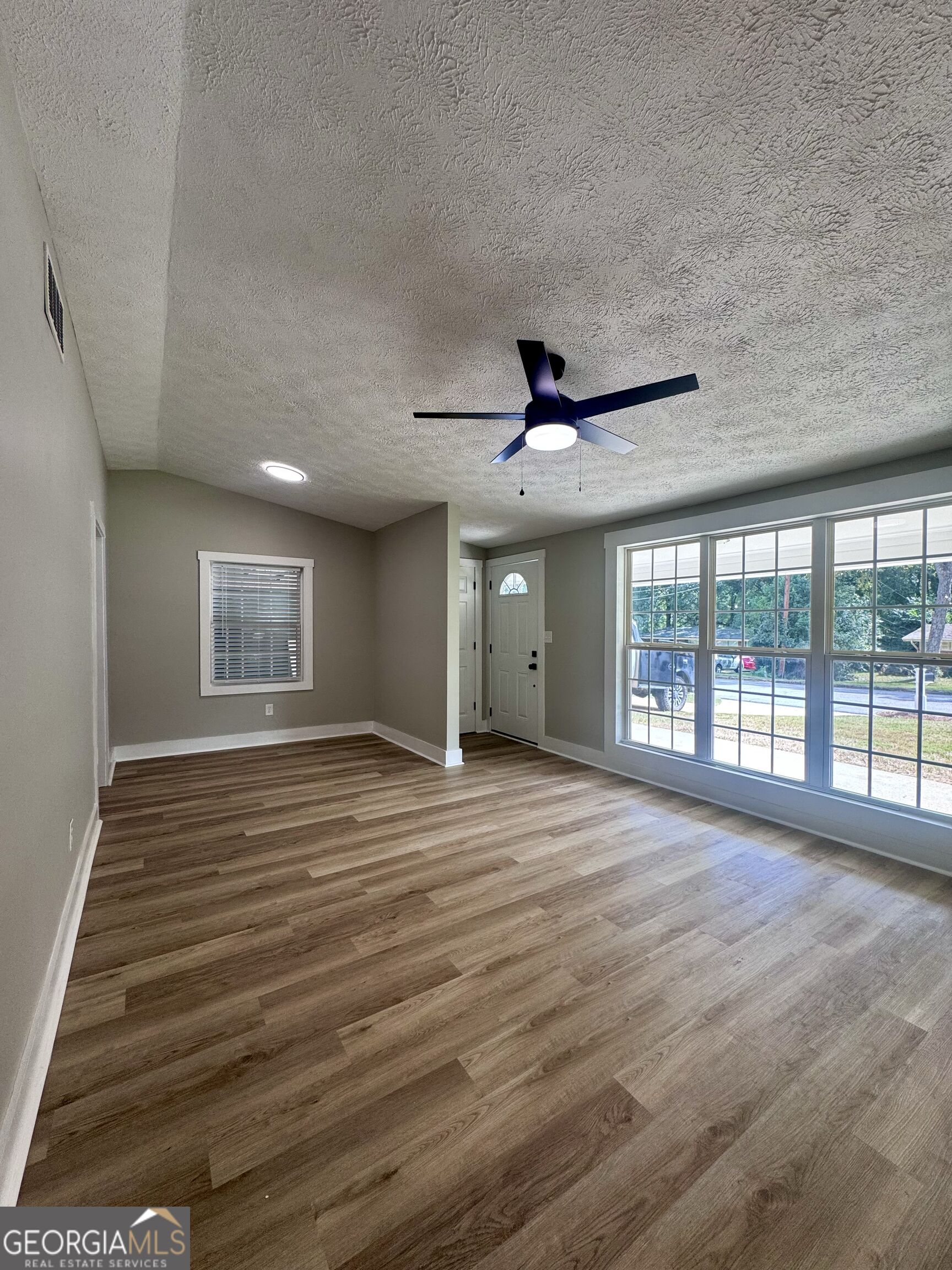 855 Emerald Street Property Photo 4