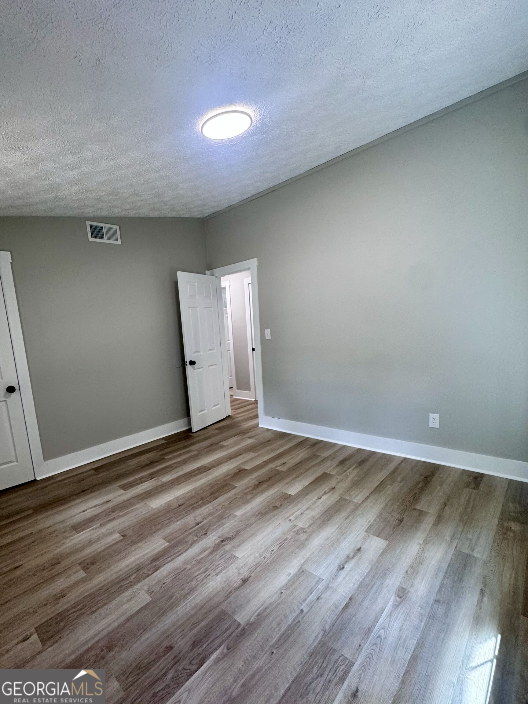 855 Emerald Street Property Photo 14