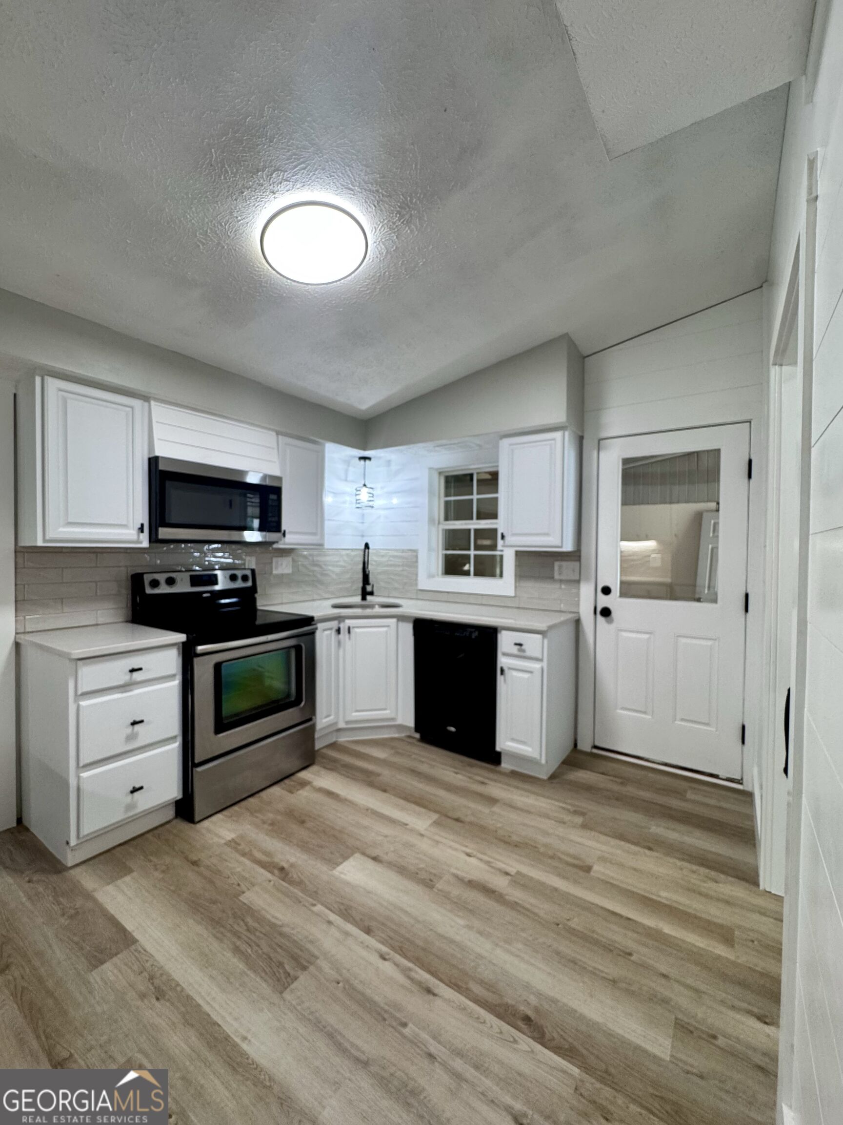 855 Emerald Street Property Photo 21